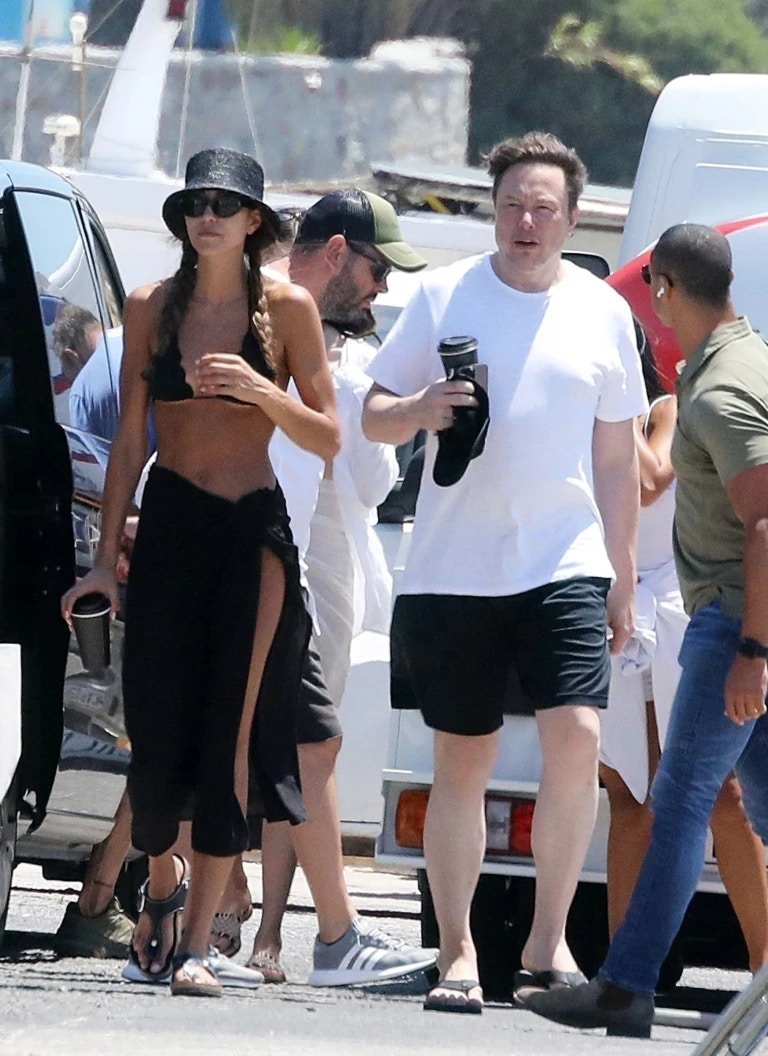 Elon Musk最近與好朋友們到希臘著名旅遊海島米科諾斯島上度假。