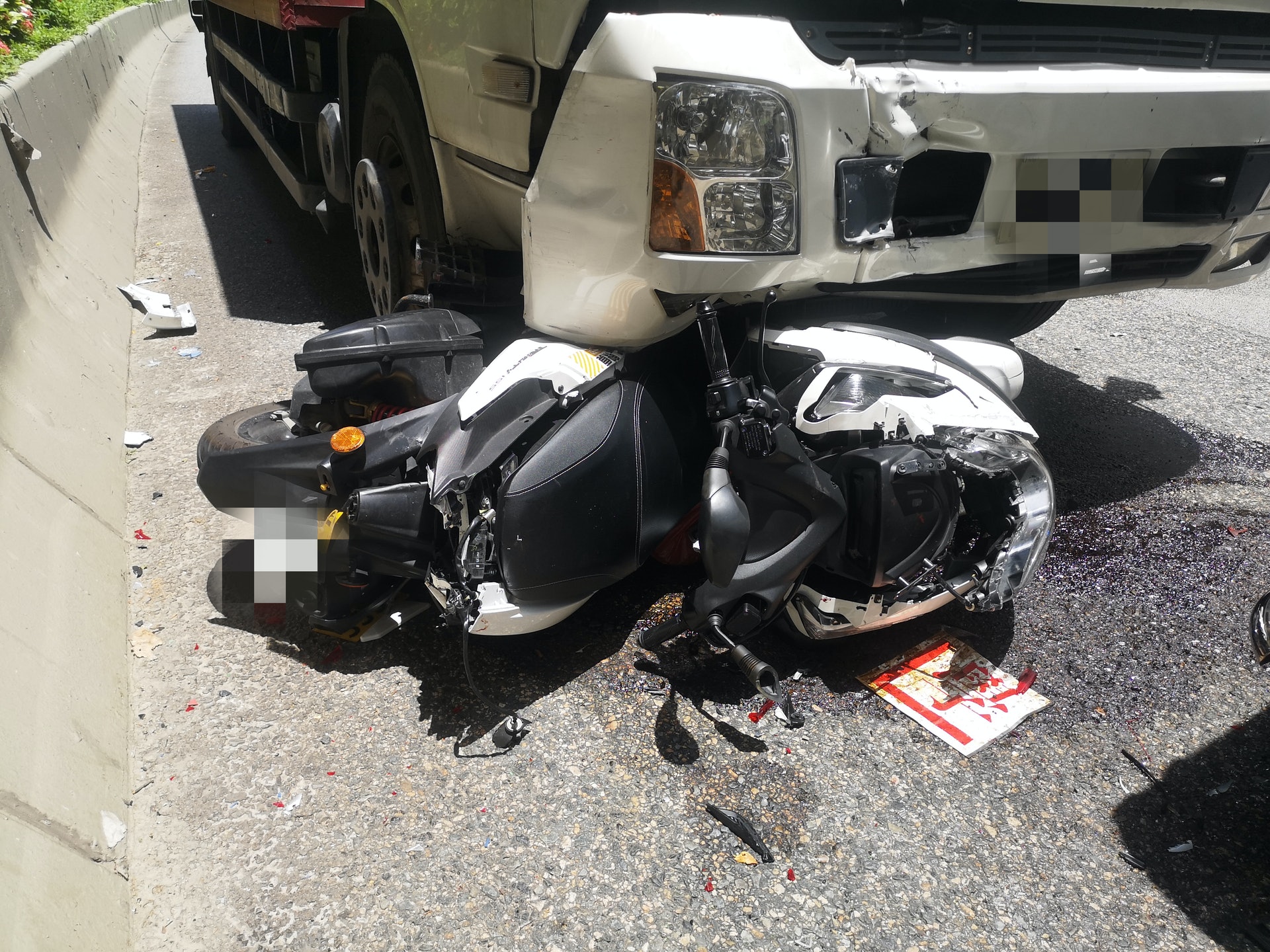 觀塘觀塘道近定安街交界發生奪命車禍,電單車被困貨車及客貨車之間。 觀塘觀塘道近定安街交界發生奪命車禍,電單車被困貨車及客貨車之間。