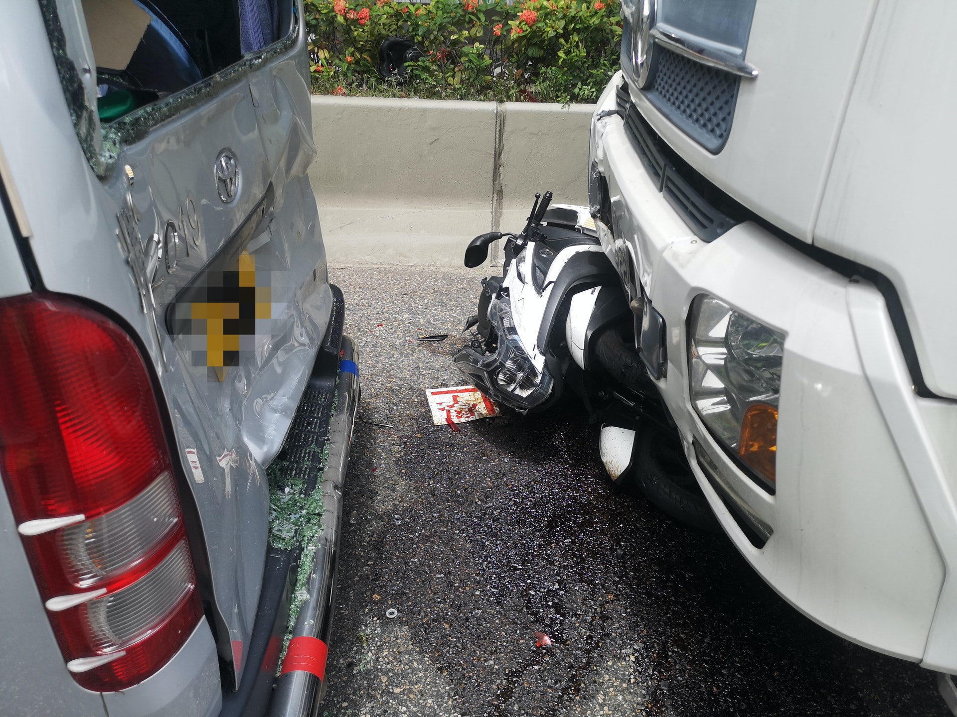 現場可見,涉事電單車卡於貨車的車頭,鐵騎嚴重損毀,車尾箱更被撞至飛脫。 現場可見,涉事電單車卡於貨車的車頭,鐵騎嚴重損毀,車尾箱更被撞至飛脫。