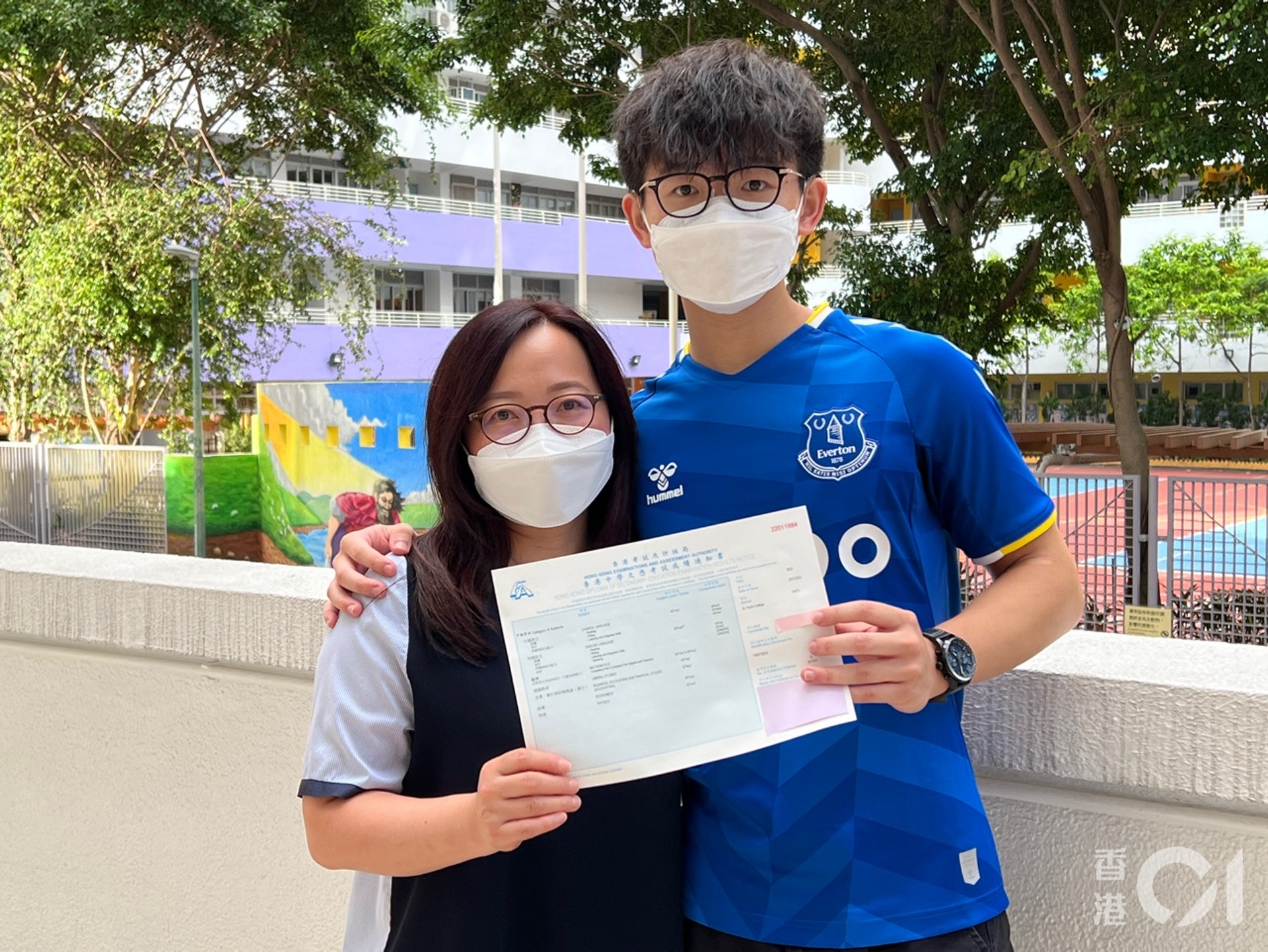 為了方便照顧梁梓朗並每星期由港島東帶他由到美孚的中心訓練,媽媽梁太辭去了原來的會計工作,全心全力照顧子朗及幫助他學習如何像正常人溝通。(馬煒傑攝) 為了方便照顧梁梓朗並每星期由港島東帶他由到美孚的中心訓練,媽媽梁太辭去了原來的會計工作,全心全力照顧子朗及幫助他學習如何像正常人溝通。(馬煒傑攝)