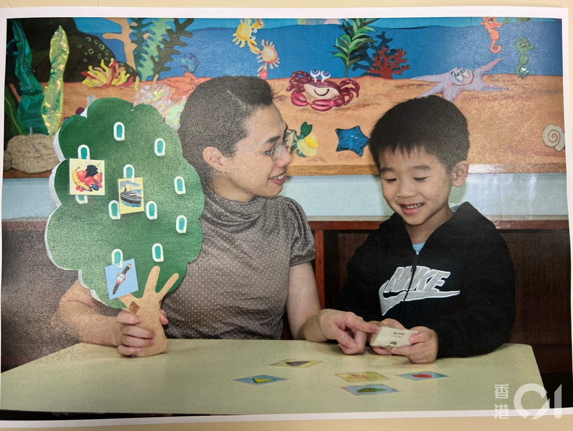 經梁太和中心導師的訓練,梓朗在約五歲時已可在助聽器和讀唇下和其他小朋友交流,並考入主流小學及中學。(馬煒傑攝) 經梁太和中心導師的訓練,梓朗在約五歲時已可在助聽器和讀唇下和其他小朋友交流,並考入主流小學及中學。(馬煒傑攝)