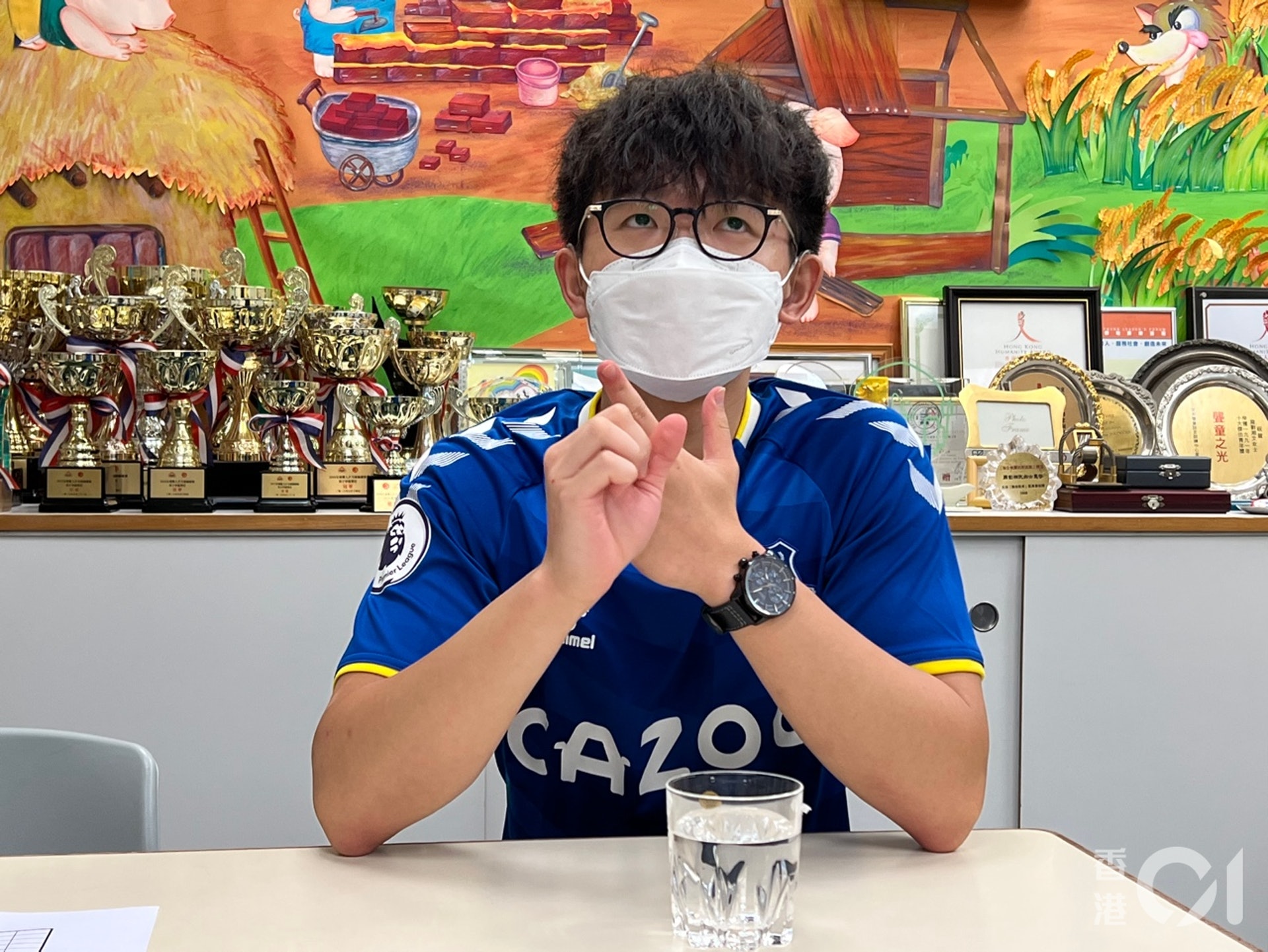 梁梓朗指校方特意購入了透明口罩,老師每次到他的班上授課時都會換口罩,還梓朗可以「看」到授課內容。(馬煒傑攝) 梁梓朗指校方特意購入了透明口罩,老師每次到他的班上授課時都會換口罩,還梓朗可以「看」到授課內容。(馬煒傑攝)