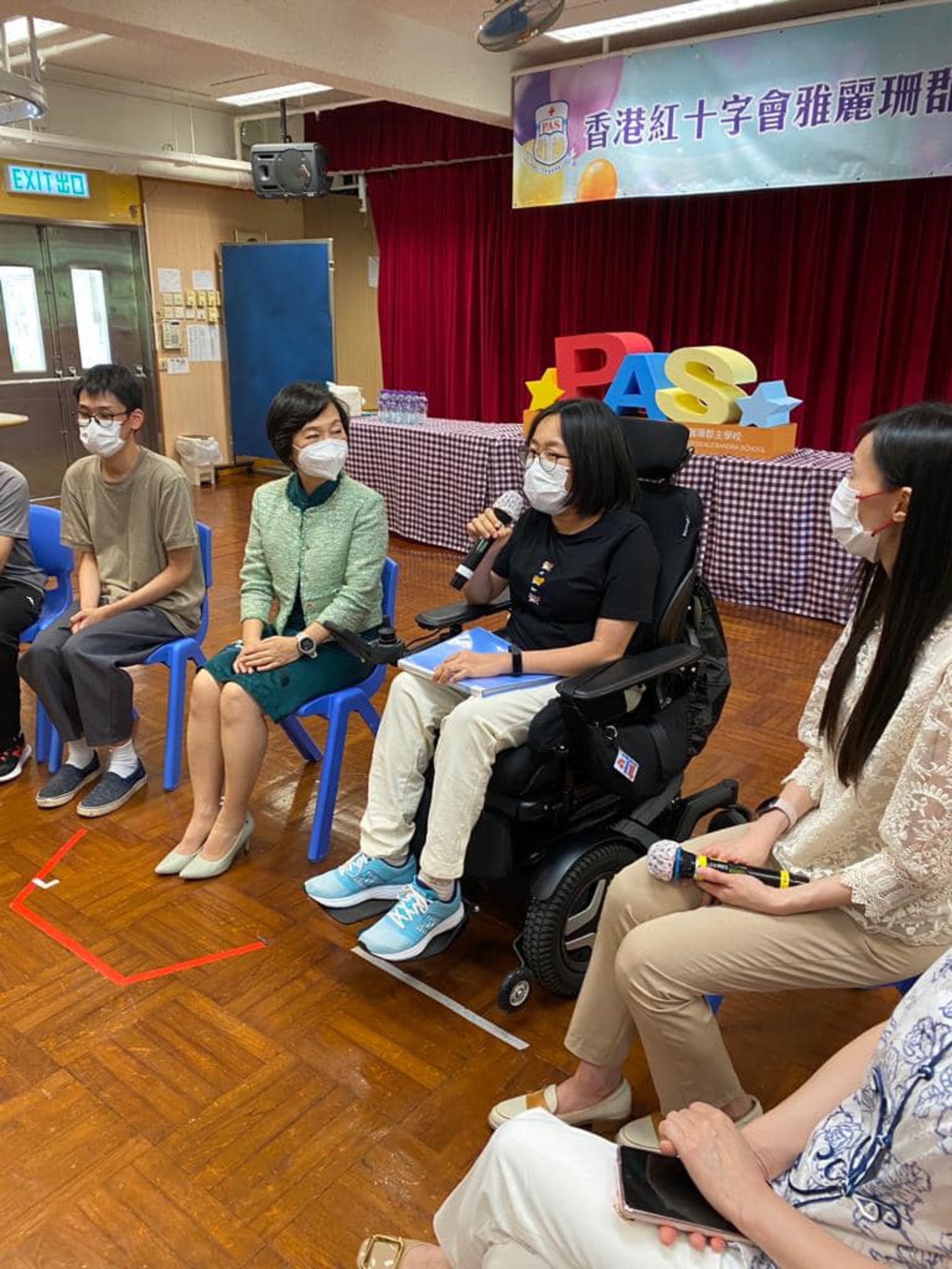 教育局局長蔡若蓮(左二)7月20日與數位應屆DSE考生見面,包括脊髓肌肉萎縮症考生、紅十字會雅麗珊郡主學校林林育姗(右二)。(蔡若蓮Facebook圖) 教育局局長蔡若蓮(左二)7月20日與數位應屆DSE考生見面,包括脊髓肌肉萎縮症考生、紅十字會雅麗珊郡主學校林林育姗(右二)。(蔡若蓮Facebook圖)
