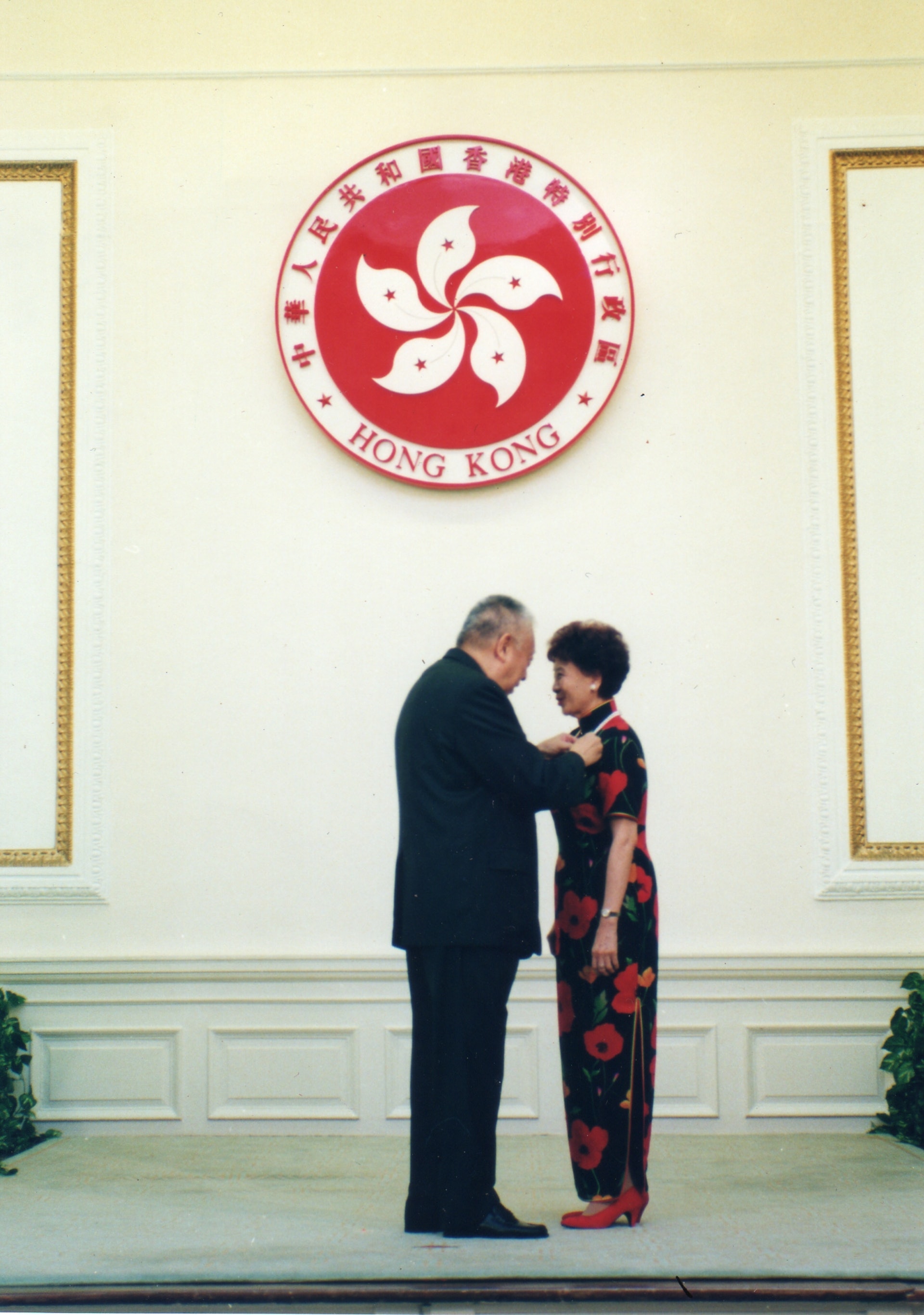 歌唱家費明儀在2001年獲頒銅紫荊星章。 歌唱家費明儀在2001年獲頒銅紫荊星章。