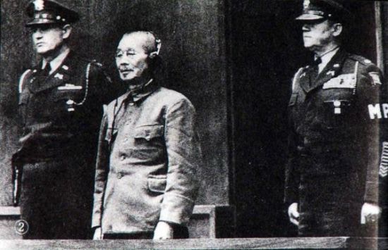 松井石根是日本陸軍大將，甲級戰犯，圖為他的受審畫面。（新浪）