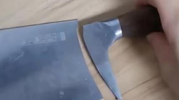 张小泉再爆拍蒜断刀！珠海女刀断割手指血溅满地，缝4针获赔417元（视频/组图） - 1
