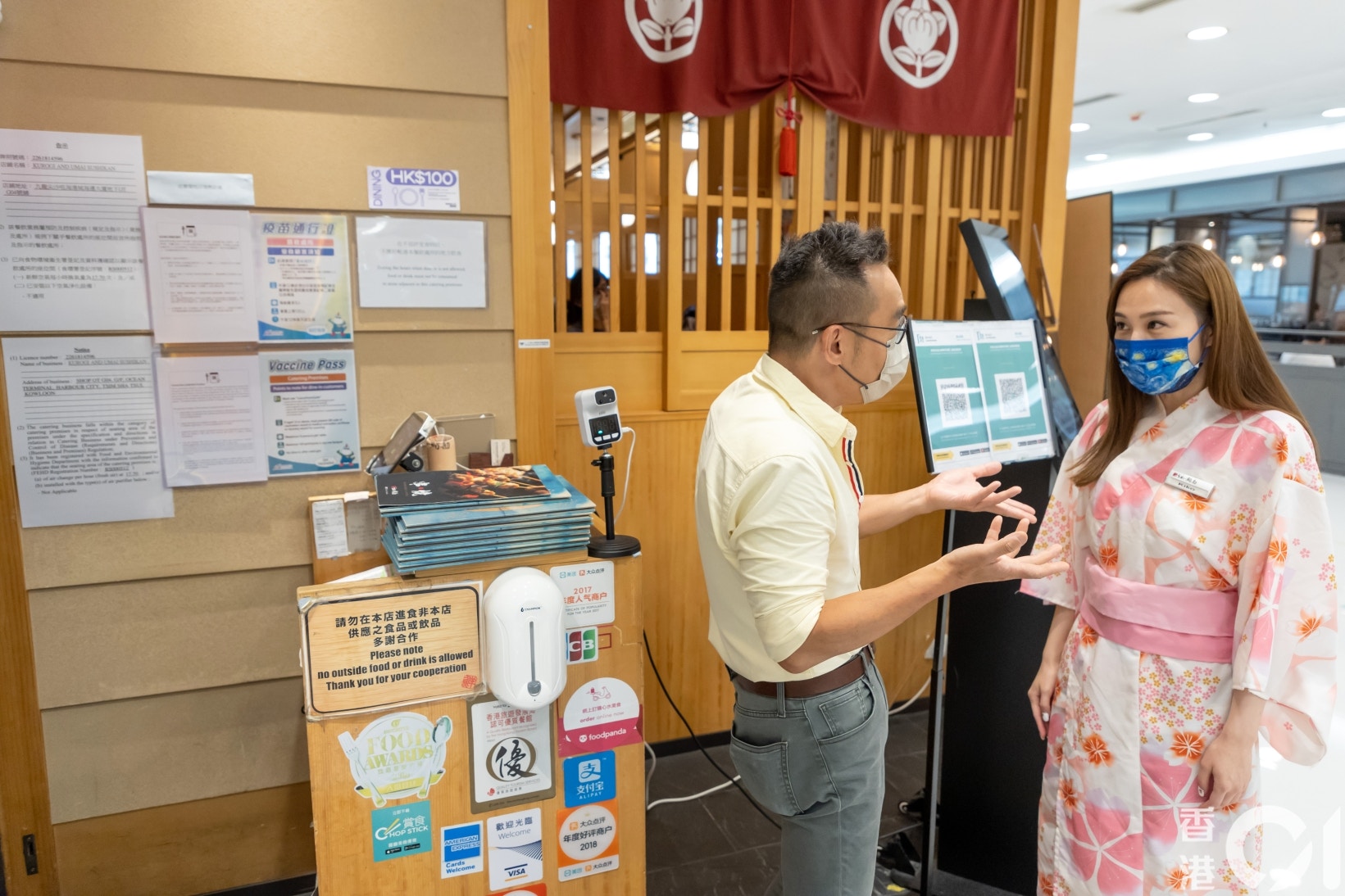 面試後，正或上班前林柏希教授梁茵做接待位置需要做的事項。真係落手做！（葉志明攝）