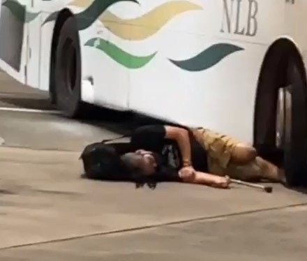 一名手持拐杖及裝有義肢的男子，途經東涌運輸交匯處時，被一輛巴士撞及並捲落車底被困。（網上圖片）