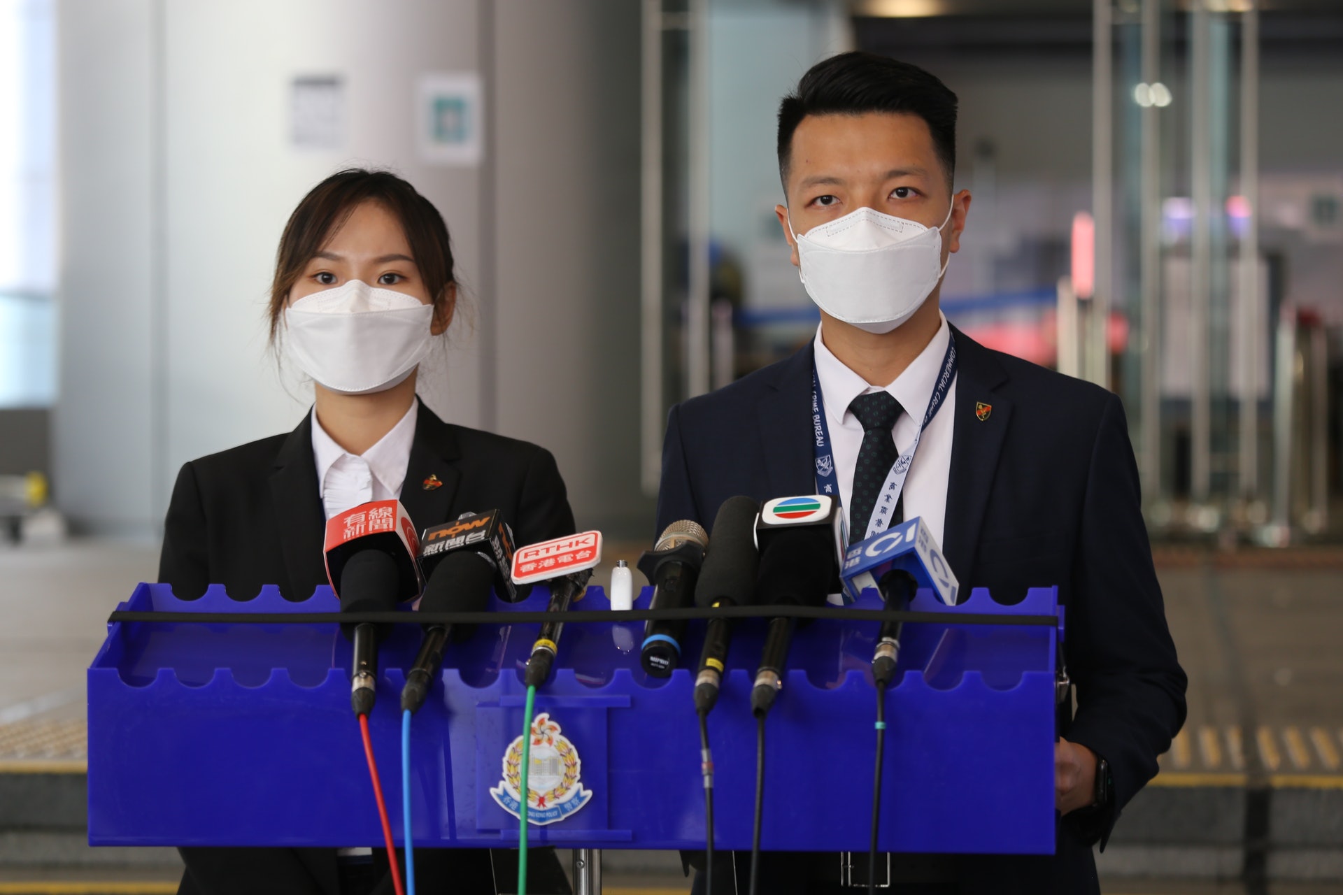 商業罪案調查科總督察鄧國軒(右)及商業罪案調查科督察鍾美祺(左) (翁鈺輝攝) 商業罪案調查科總督察鄧國軒(右)及商業罪案調查科督察鍾美祺(左) (翁鈺輝攝)