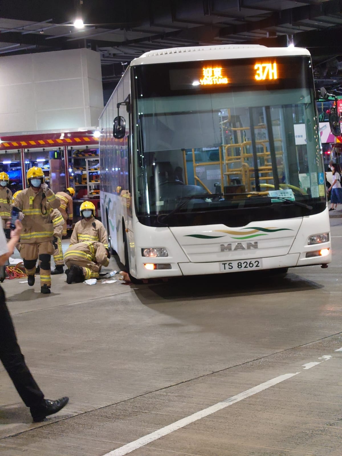 據了解，男事主雙腿疑遭車轆輾過。（網民上載圖片至Facebook群組「東涌逸東邨谷」）
