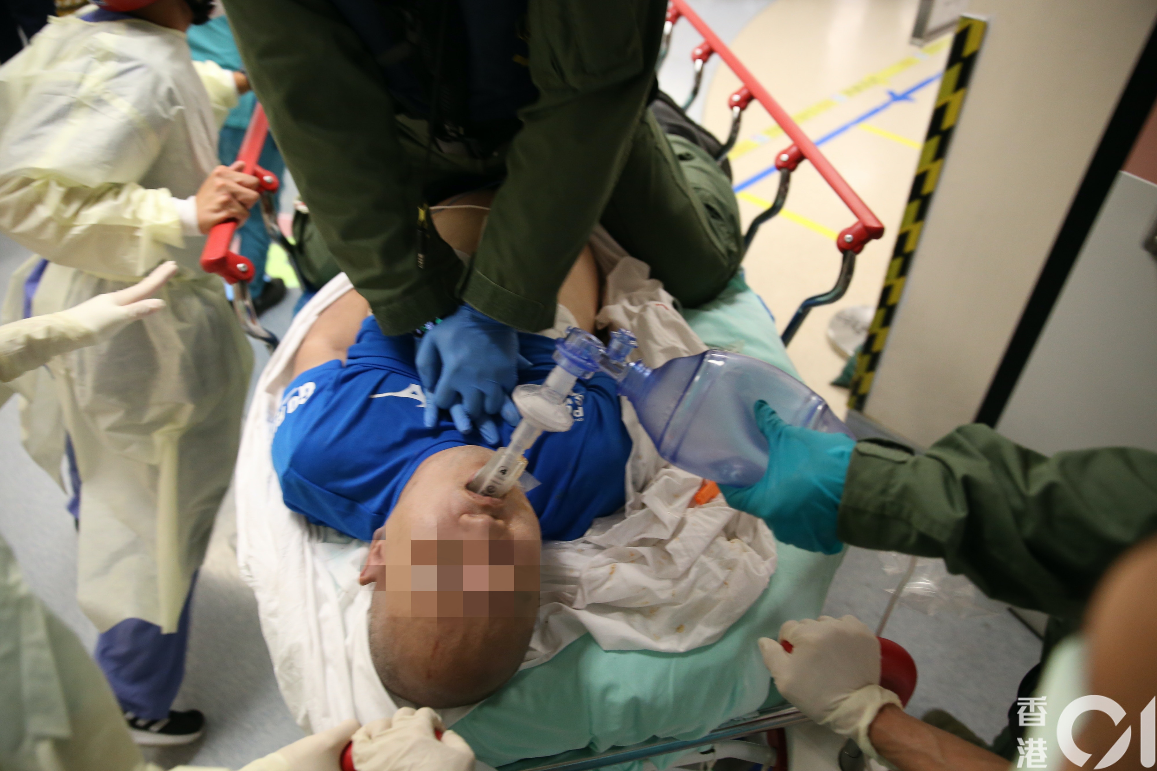 男事主由直升機送東區醫院搶救，送院時救援人員不斷為男事主進行心外壓。（黃偉民攝）