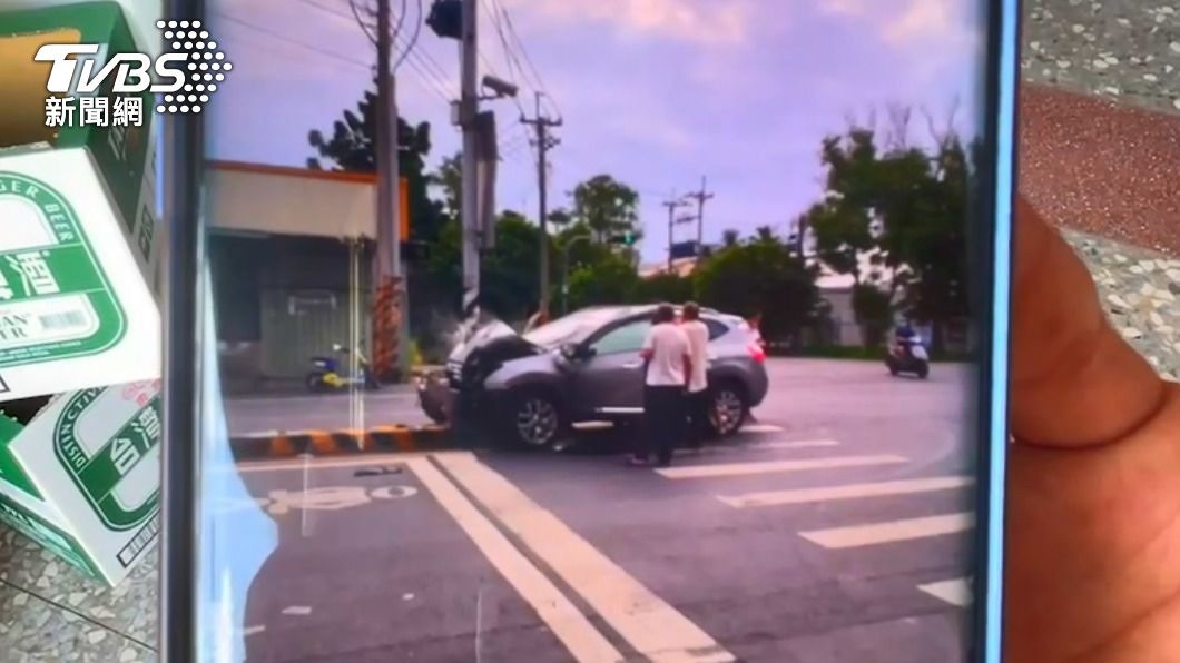 林志穎車禍翻版 私家車撞安全島受困現場多人上前嘗試搶救司機