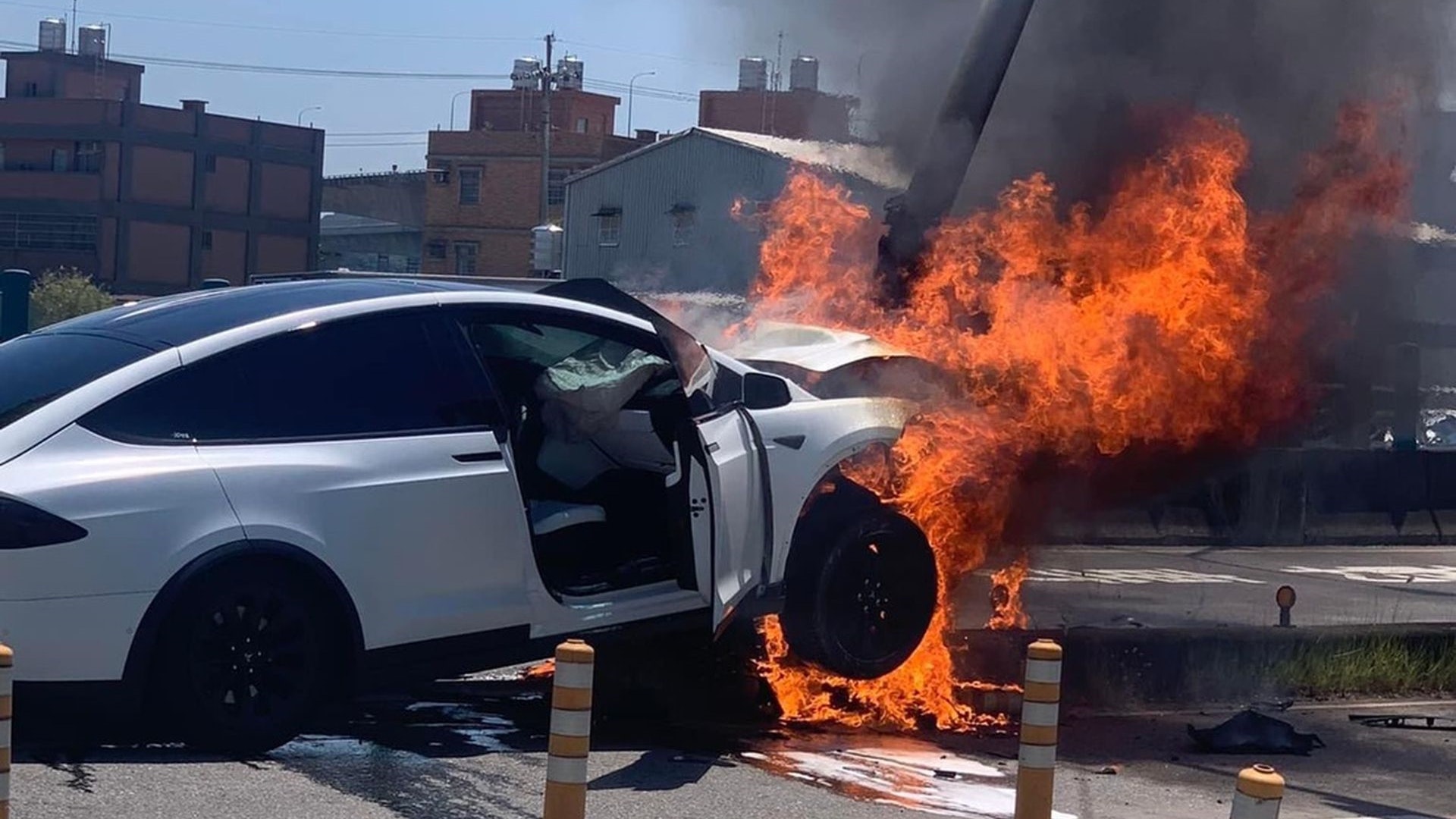 林志穎車禍|火燒車瞬間破千度 醫生教3招自救 只有幾秒別遲疑 林志穎車禍|火燒車瞬間破千度 醫生教3招自救 只有幾秒別遲疑