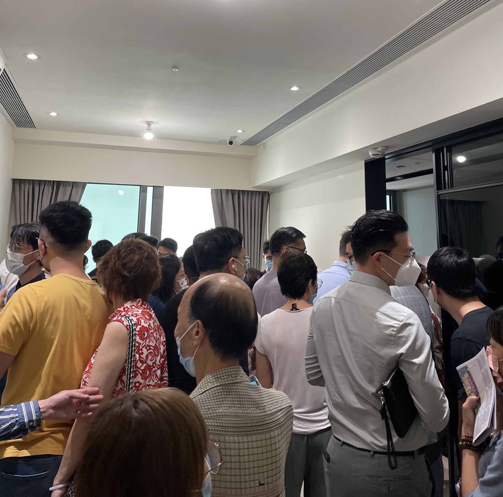 示範單位內迫滿參觀的市民。 示範單位內迫滿參觀的市民。