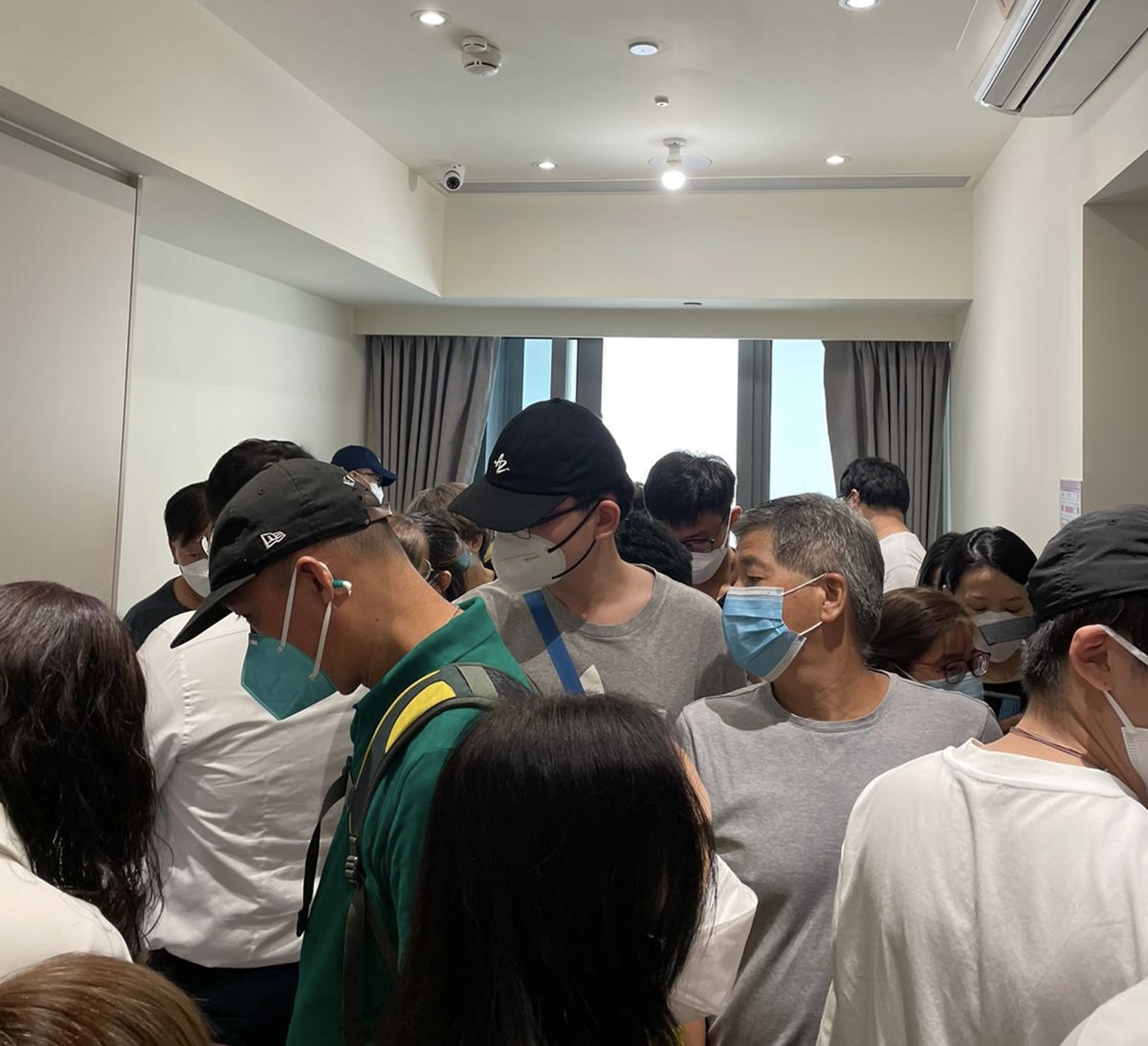 示範單位內迫滿參觀的市民。 示範單位內迫滿參觀的市民。