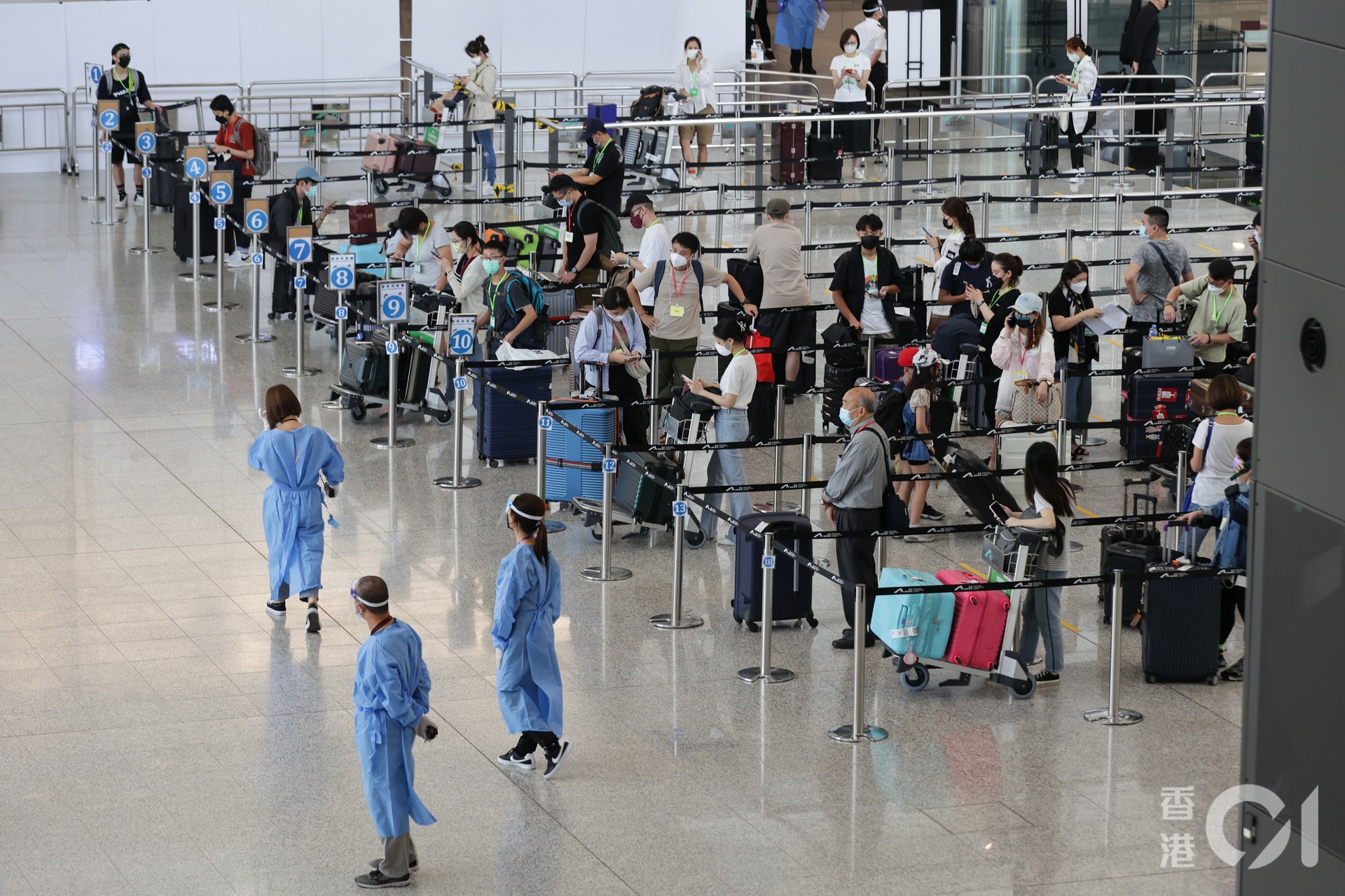 乘搭飛機返港人數在暑假日漸增多,7月25日有大批人士在抵港層,等候乘搭專車往檢疫酒店。(蘇煒然攝) 乘搭飛機返港人數在暑假日漸增多,7月25日有大批人士在抵港層,等候乘搭專車往檢疫酒店。(蘇煒然攝)