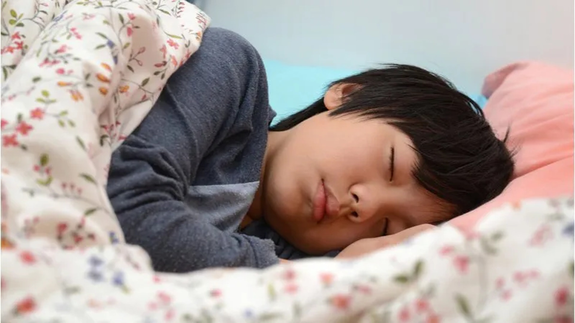 如果小朋友每天晚上10時入睡，睡足8個小時，而且期間有足夠的深度睡眠，便可讓生長激素有充足時間分泌，自然能夠長得更高。（圖片：shutterstock）