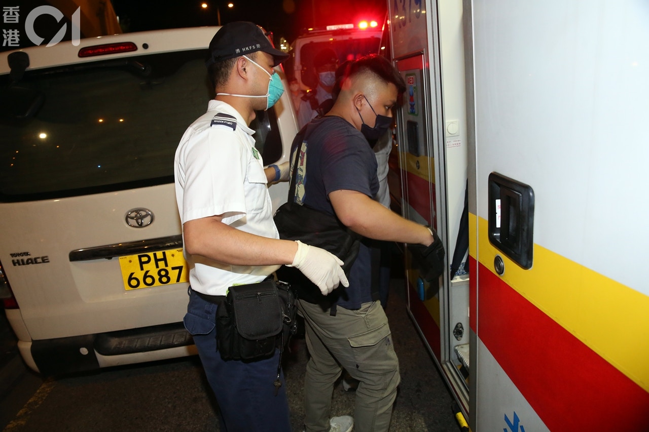 便衣警員亦登上救護車送院。(陳永武攝)