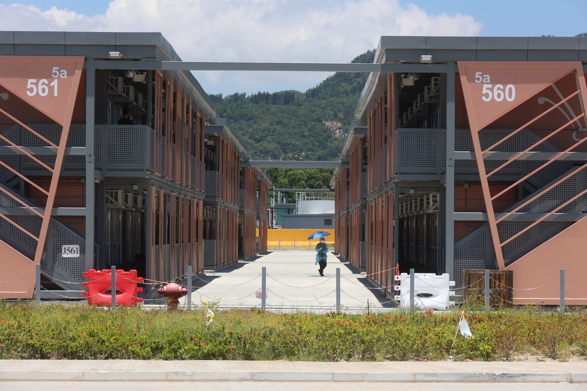 保安局7月26日安排傳媒到竹篙灣社區隔離設施採訪。新冠病毒感染人數持續上升,在7月25日有5,280人入住,較6月底升逾一倍。(鄭子峰攝) 保安局7月26日安排傳媒到竹篙灣社區隔離設施採訪。新冠病毒感染人數持續上升,在7月25日有5,280人入住,較6月底升逾一倍。(鄭子峰攝)
