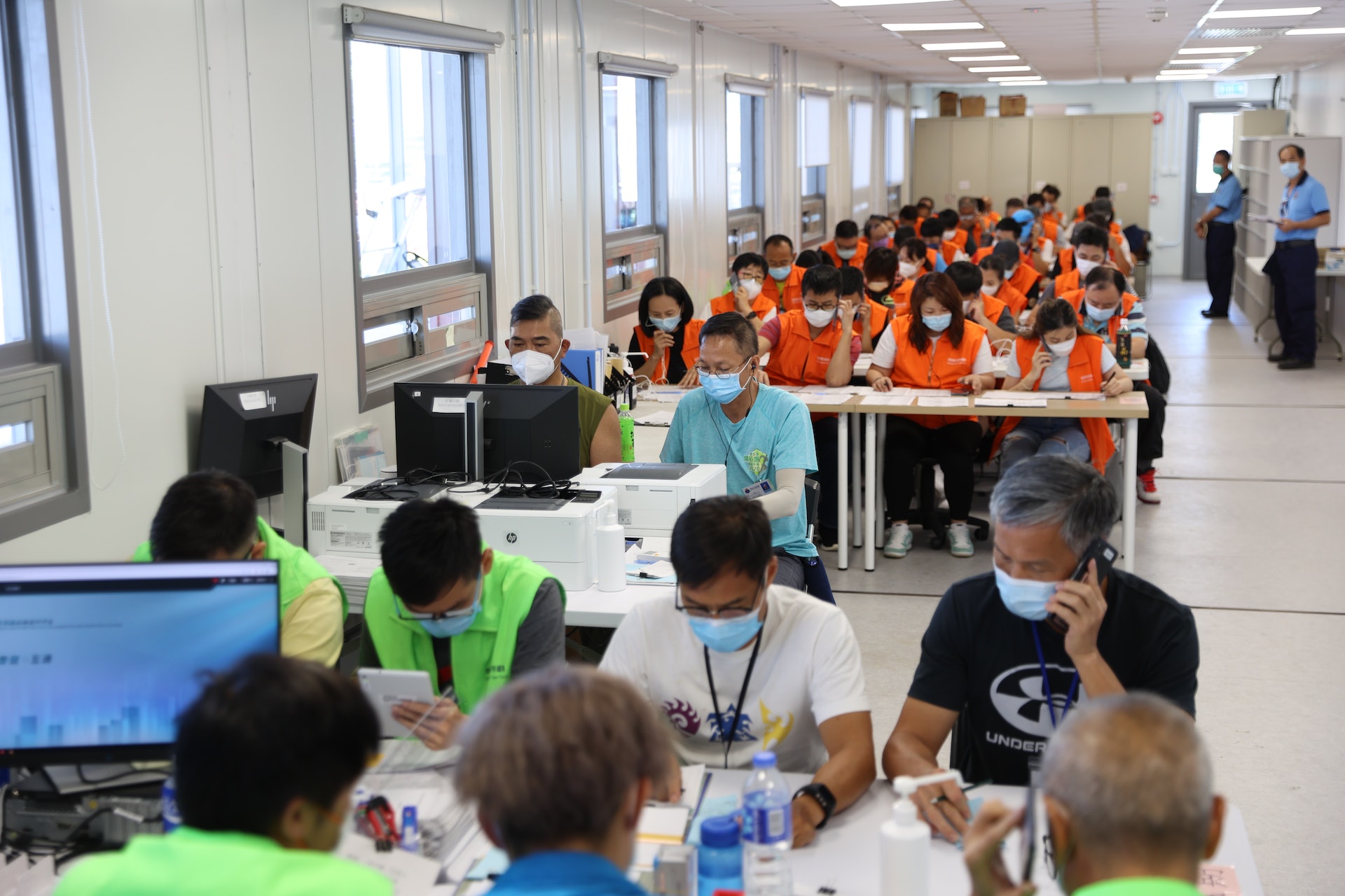 保安局7月26日安排傳媒到竹篙灣社區隔離設施採訪,局方介紹內部設有關愛熱線,處理入住人士的房間、膳食等問題。(鄭子峰攝) 保安局7月26日安排傳媒到竹篙灣社區隔離設施採訪,局方介紹內部設有關愛熱線,處理入住人士的房間、膳食等問題。(鄭子峰攝)