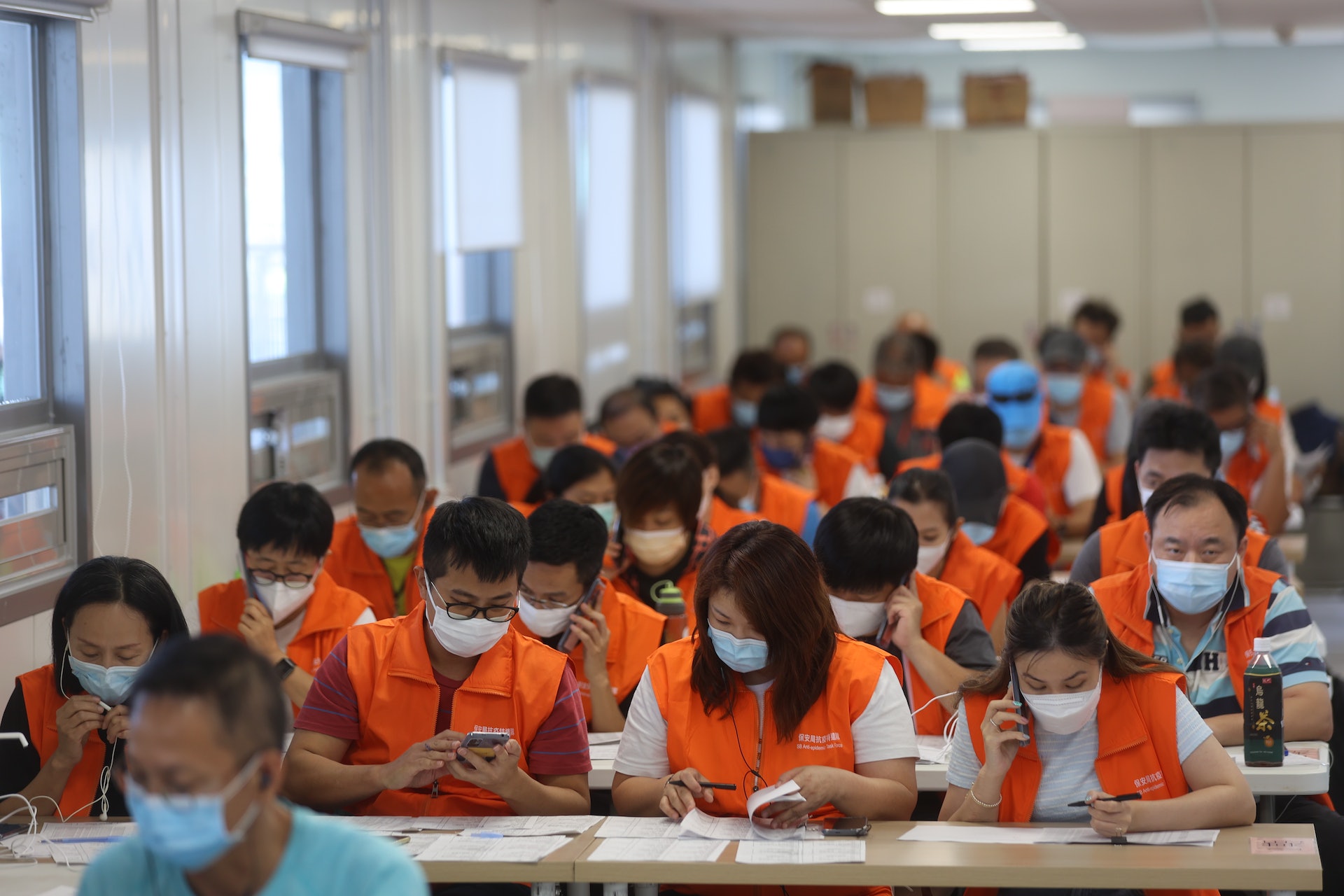 保安局7月26日安排傳媒到竹篙灣社區隔離設施採訪,局方介紹內部設有關愛熱線,處理入住人士的房間、膳食等問題。(鄭子峰攝) 保安局7月26日安排傳媒到竹篙灣社區隔離設施採訪,局方介紹內部設有關愛熱線,處理入住人士的房間、膳食等問題。(鄭子峰攝)