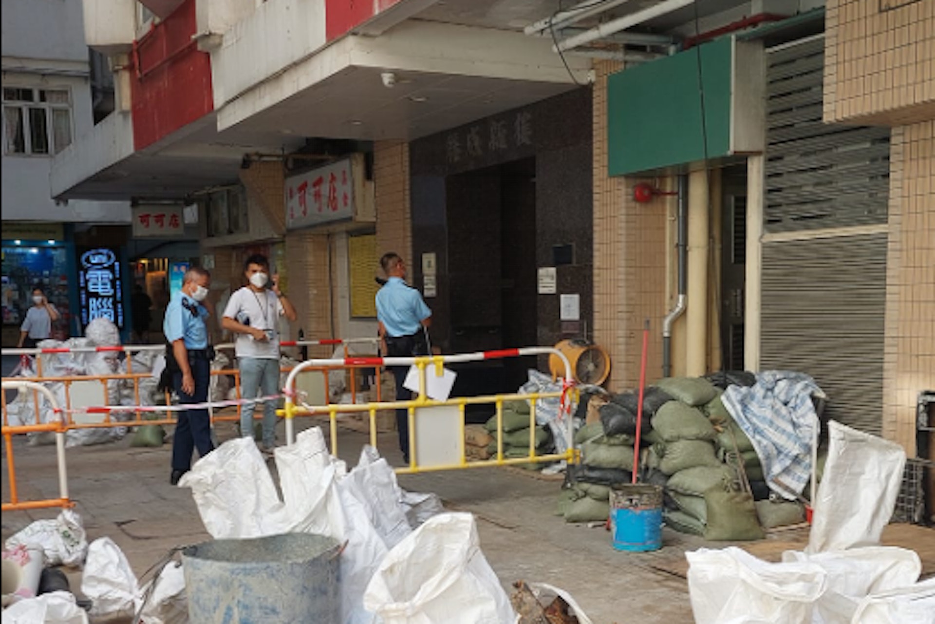 警方到場調查。(網民Christina Lee上傳至Facebook群組)