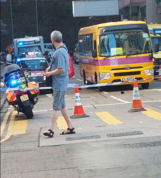 警方封鎖現場對開馬路及多輛車輛。（網民Christina Lee上傳至Facebook群組）