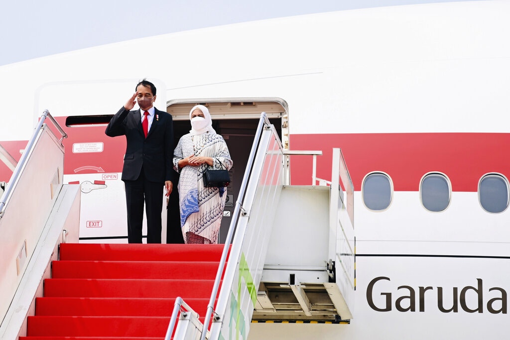印尼总统佐科维多多（左）2022年7月25日在印尼首都雅加达出发访华（AP）