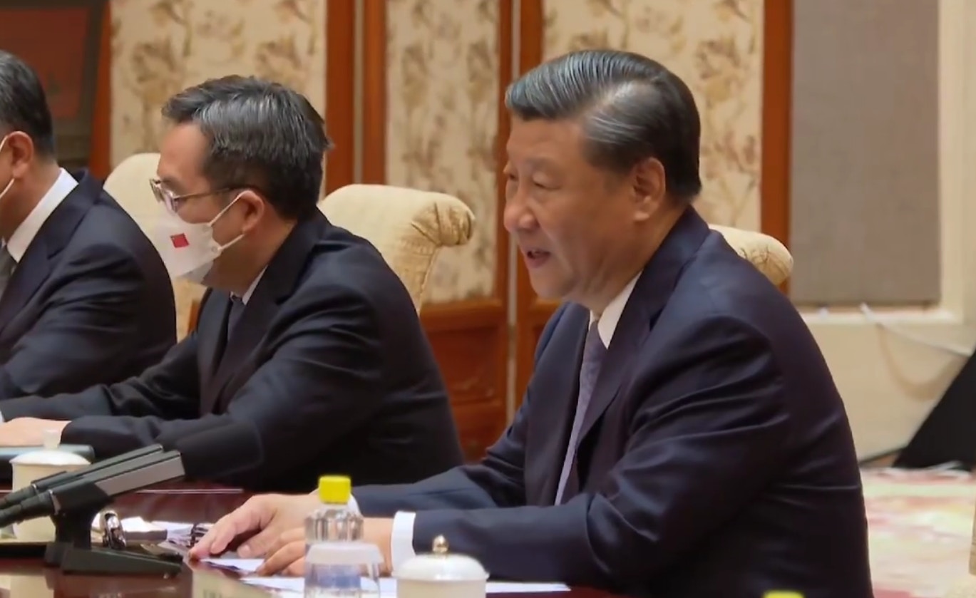 图为2022年7月26日中国国家主席习近平（右）在北京会见印尼总统佐科维多多（影片截图）