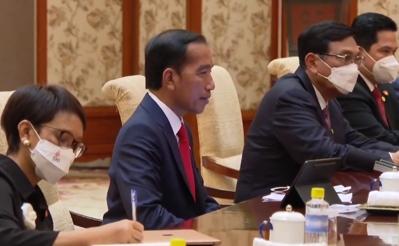 中国印尼元首会晤，图为访华的佐科维多多（中）2022年7月26日会见习近平，中方会后称双方达成一系列重要共识（影片截图）