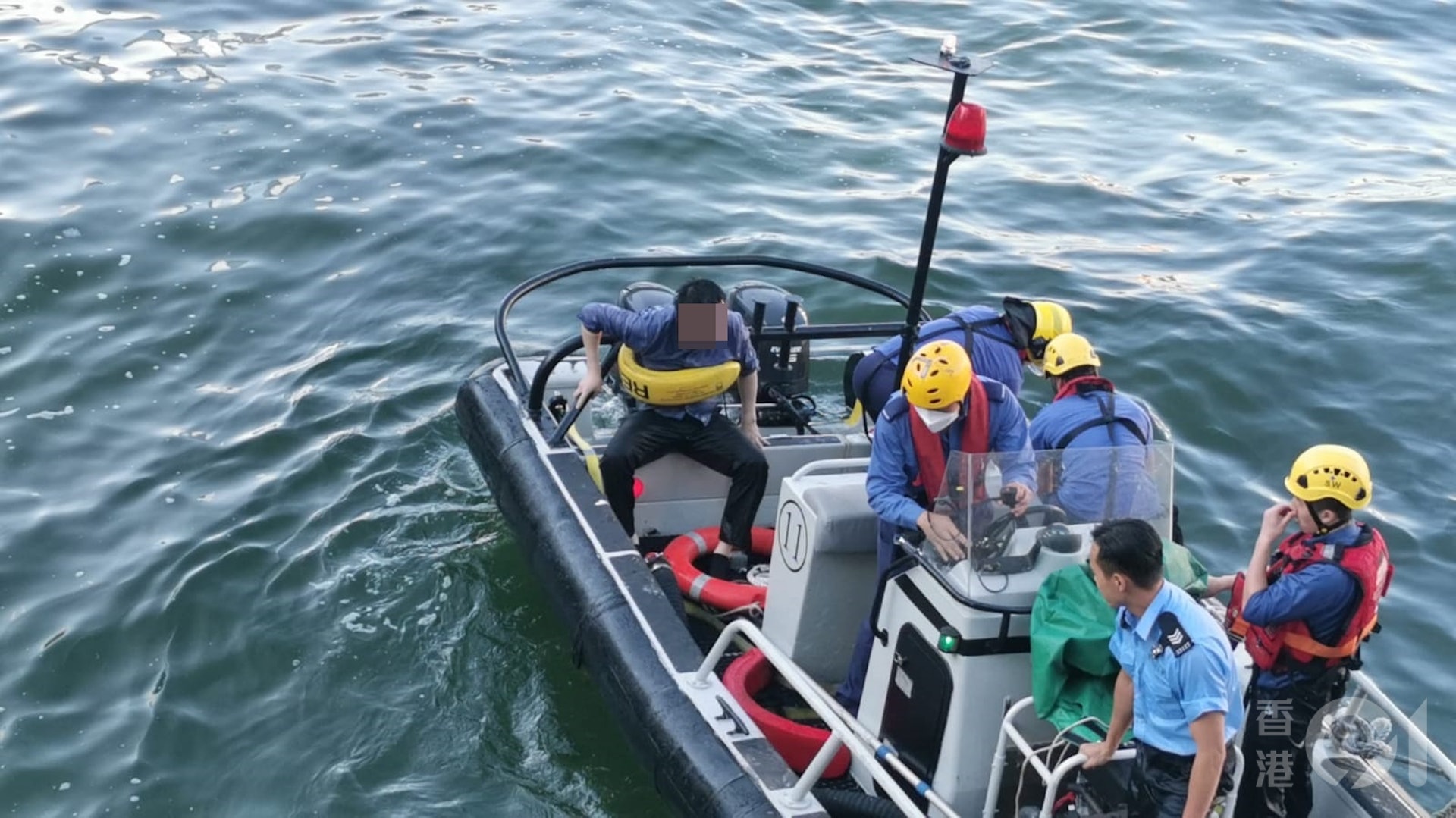 警方及消防將墮海男子救起,幸事主清醒。 警方及消防將墮海男子救起,幸事主清醒。