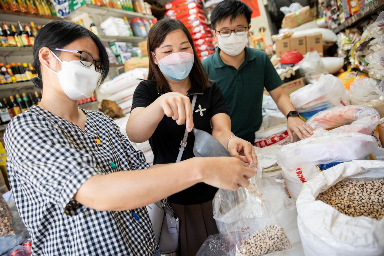 民社獲周大福慈善基金贊助,在九龍城區推行「社區戶互撑」計劃,向貧困家庭及長者提供總額1,000元的地區消費券,可於指定商店內消費。(黃寶瑩攝) 民社獲周大福慈善基金贊助,在九龍城區推行「社區戶互撑」計劃,向貧困家庭及長者提供總額1,000元的地區消費券,可於指定商店內消費。(黃寶瑩攝)