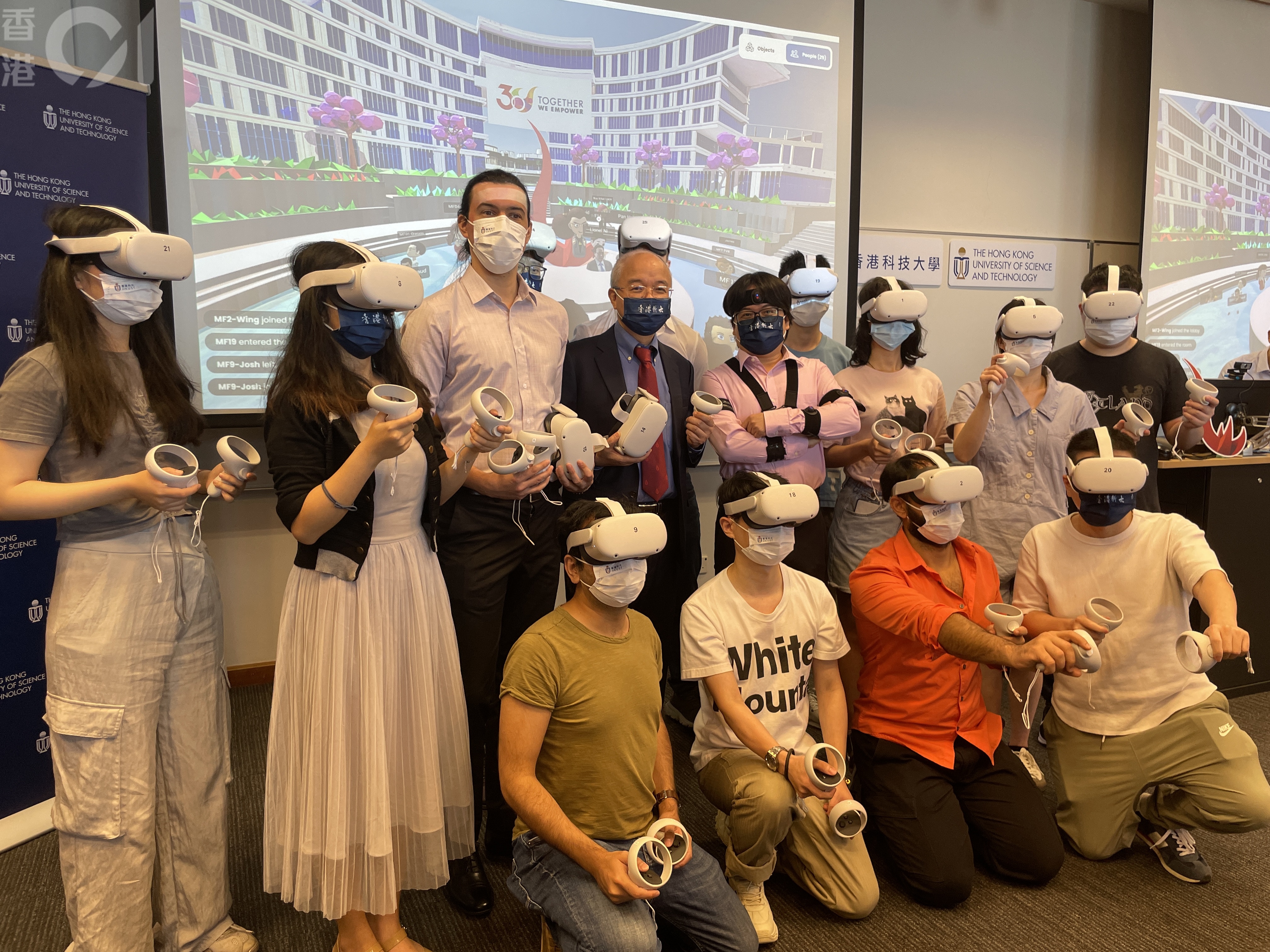 香港科技大學7月28日宣布在元宇宙建立全球首個實體數位雙子校園，戴上VR眼鏡感受虛擬世界。（鄭嘉惠攝）