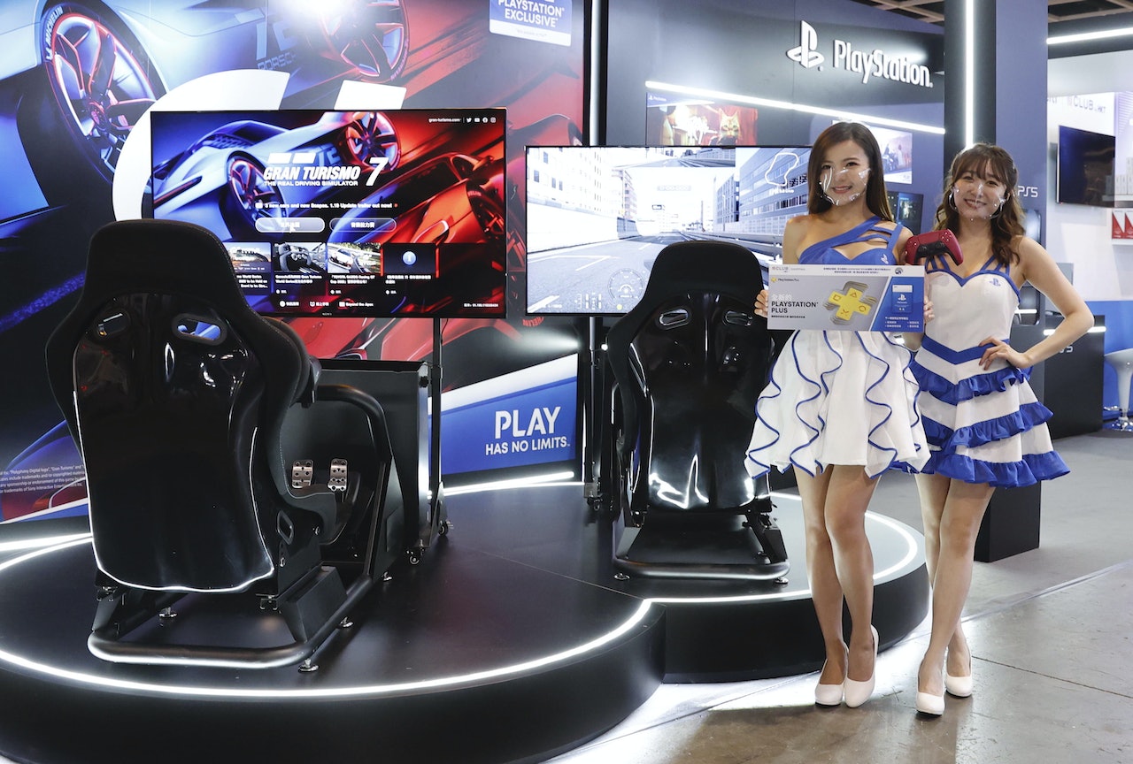 《GT7》計時挑戰賽有43吋Sony電視、Shell油券、5G電競神Plan等禮物。(陳葦慈 攝) 《GT7》計時挑戰賽有43吋Sony電視、Shell油券、5G電競神Plan等禮物。(陳葦慈 攝)
