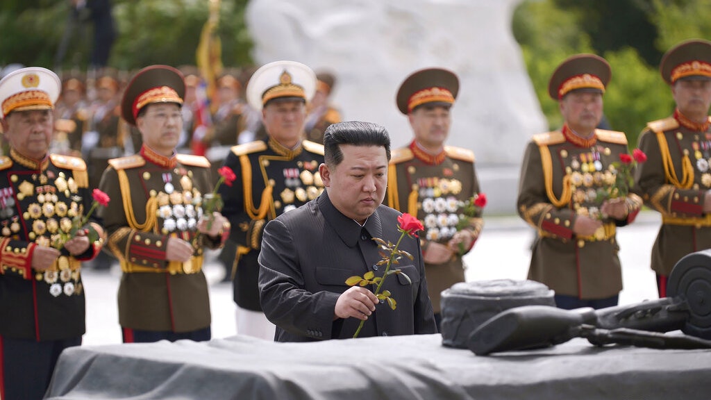 金正恩參謁中朝友誼塔 強調朝中友好 金正恩參謁中朝友誼塔 強調朝中友好