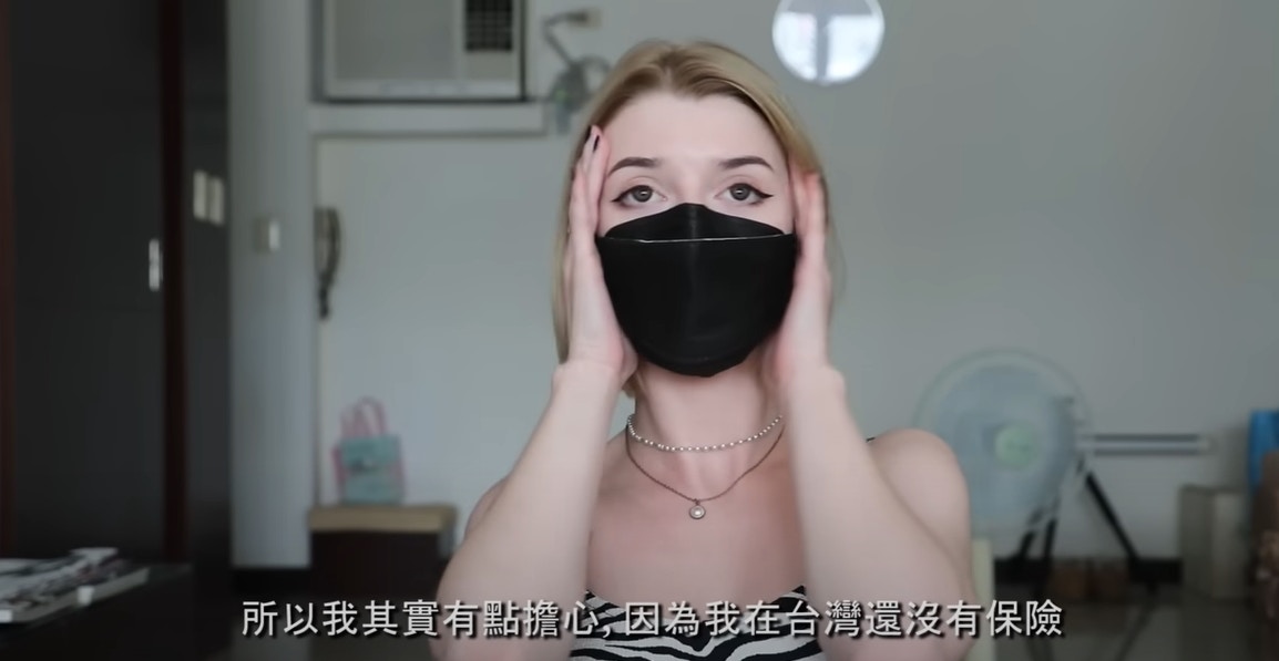 烏克蘭美女Tanya第一次到台灣診所看病，結果讓她大為意外。（YouTube@Stopkiddinstudio）