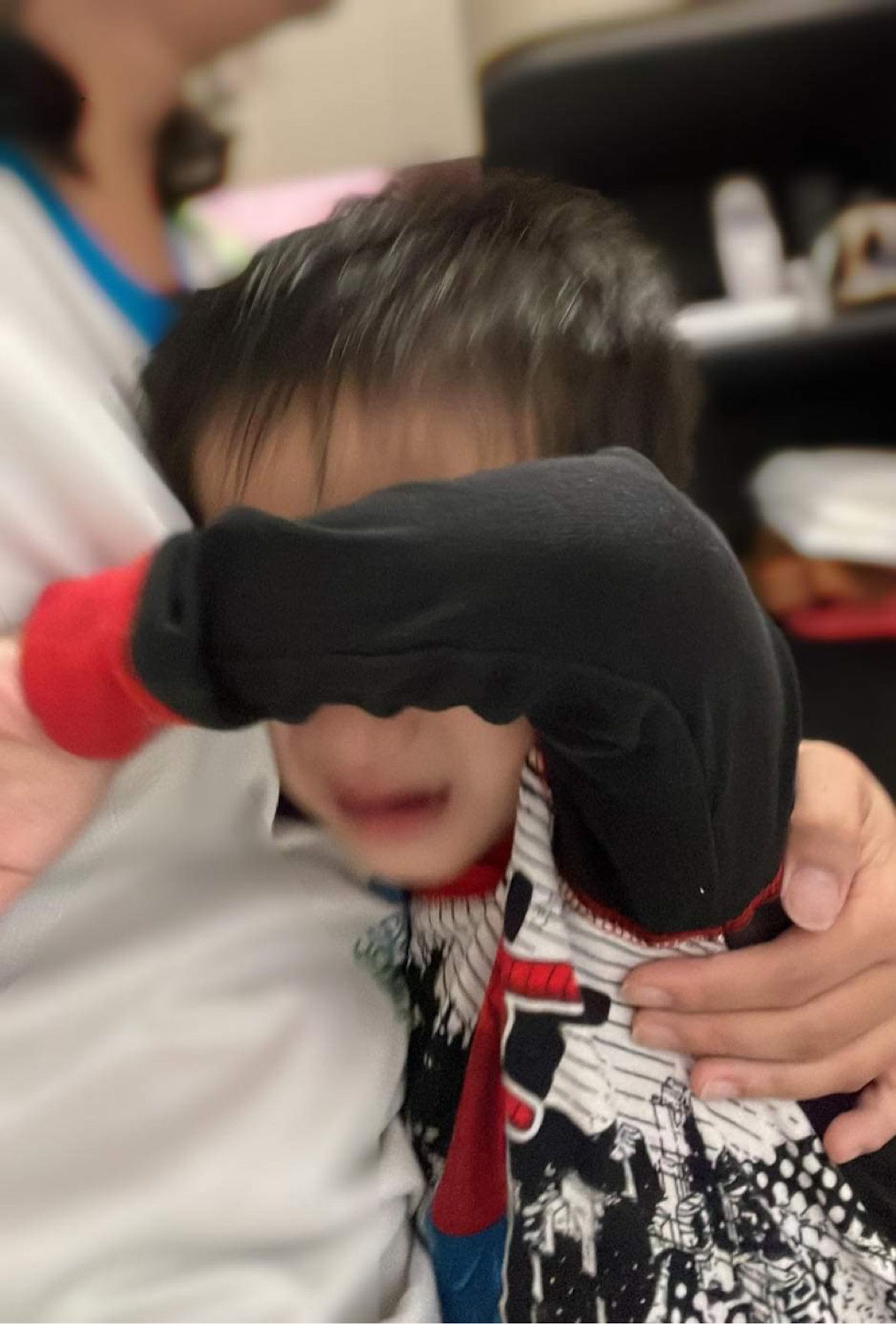 仔仔認為媽媽忽略自己,情緒失控爆喊。(圖片授權:護士Vi媽三小火) 仔仔認為媽媽忽略自己,情緒失控爆喊。(圖片授權:護士Vi媽三小火)
