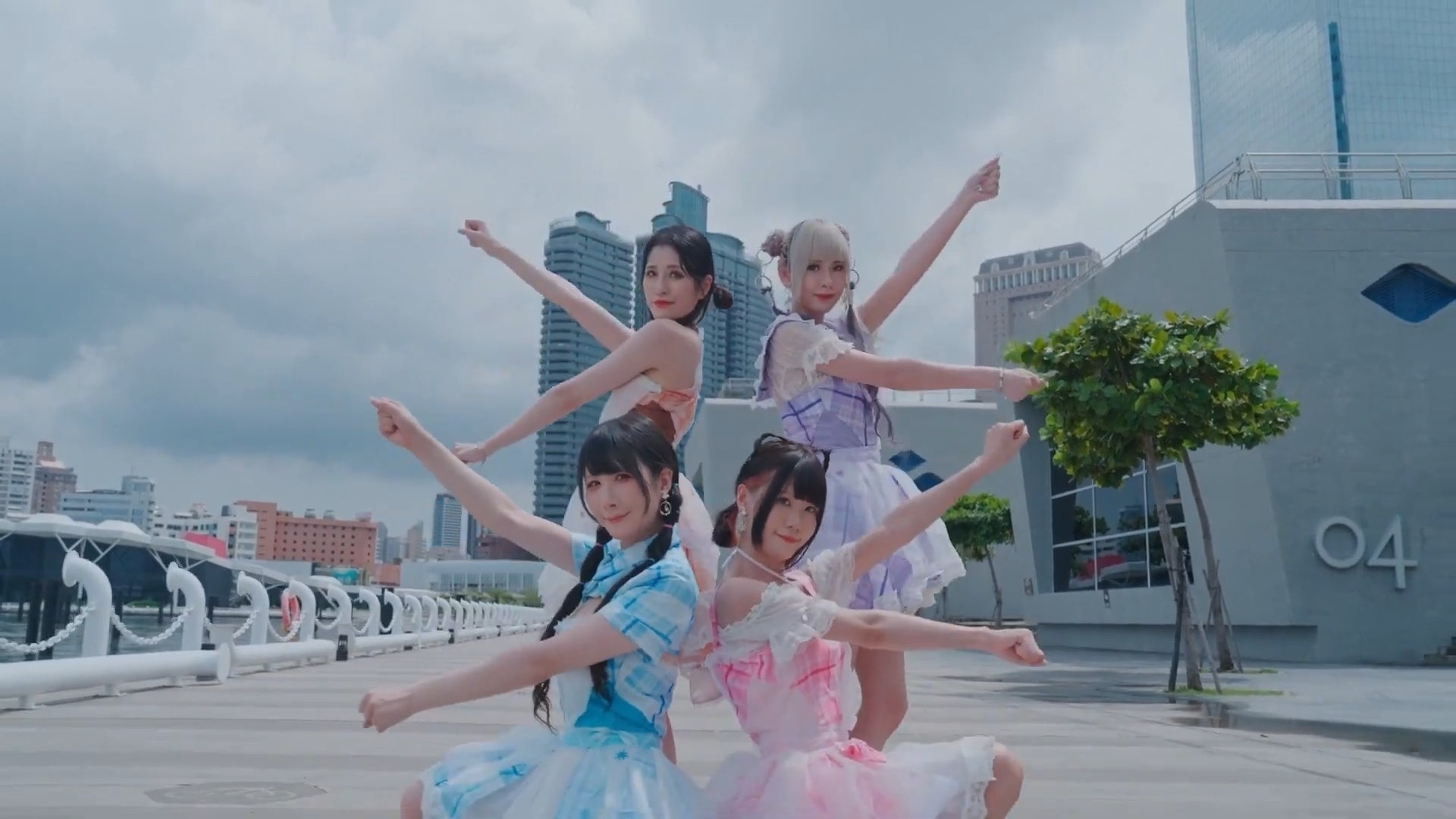 Pika Cream 由4名 cosplayer 組成,成員分別是小律Ritsu、牛牛Niu、134及FREYA。她們的首支作品《KEEP KEEP UP! 》MV 於7月22日上線後,迅速引發網民關注及熱議。(《KEEP KEEP UP! 》MV截圖) Pika Cream 由4名 cosplayer 組成,成員分別是小律Ritsu、牛牛Niu、134及FREYA。她們的首支作品《KEEP KEEP UP! 》MV 於7月22日上線後,迅速引發網民關注及熱議。(《KEEP KEEP UP! 》MV截圖)