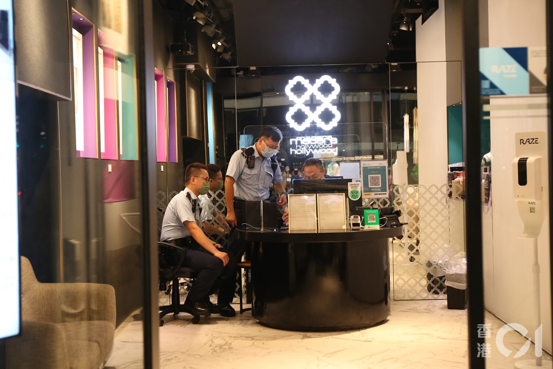 警方在案發酒店調查。(張家豪攝) 警方在案發酒店調查。(張家豪攝)