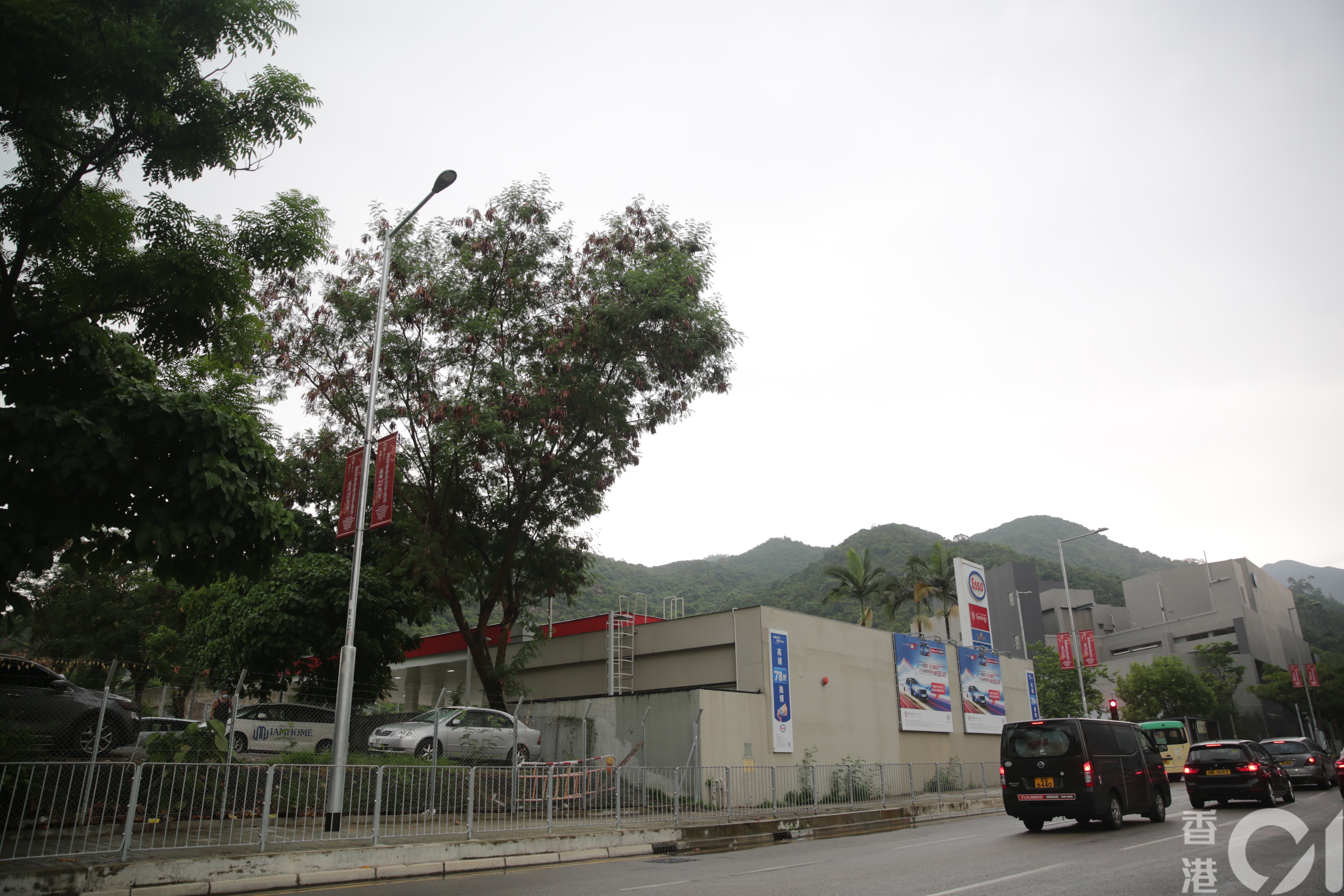 5名男女今早到女婆山行山，其中一名男子被雷擊中。（黃偉民攝）