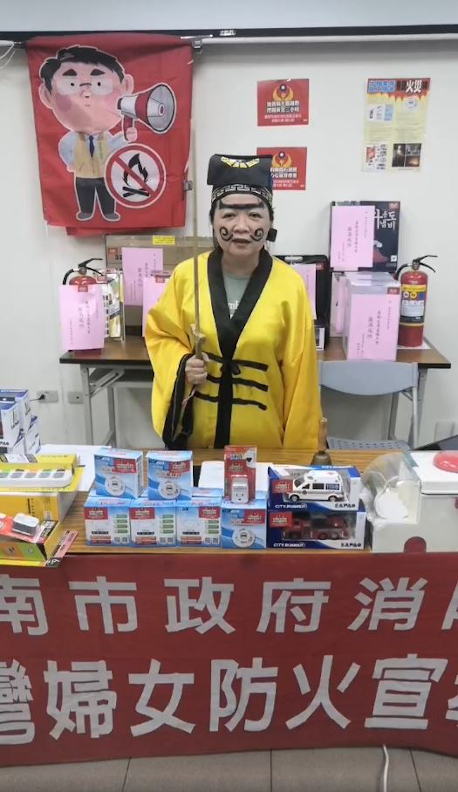 農曆七月到「鬼門開」在消防隊要「暫時停止呼吸」?原來是防火宣導。(Facebook@臺南市政府消防局第五救災救護大隊影片截圖) 農曆七月到「鬼門開」在消防隊要「暫時停止呼吸」?原來是防火宣導。(Facebook@臺南市政府消防局第五救災救護大隊影片截圖)