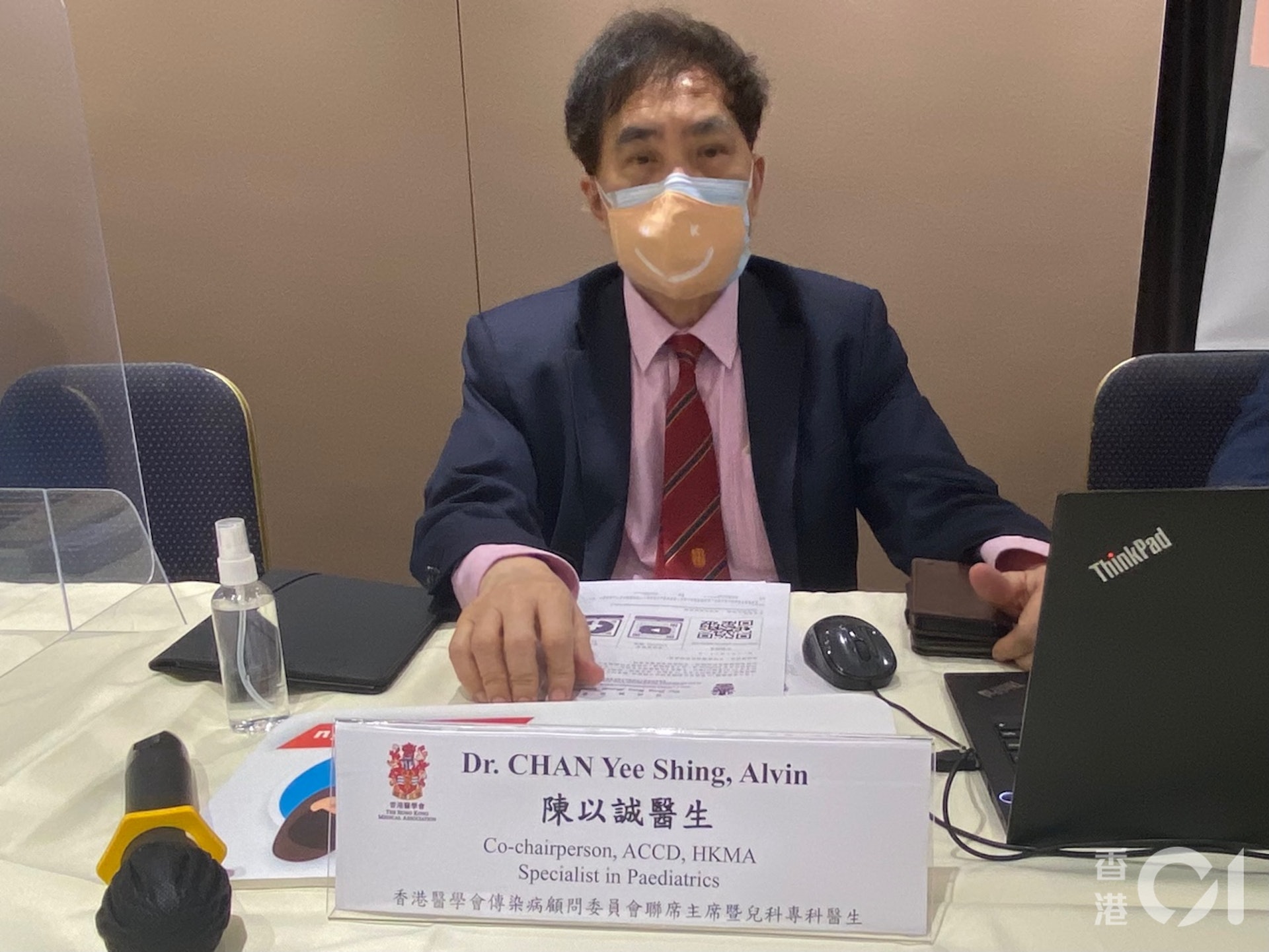 香港醫學會傳染病顧問委員會聯席主席暨兒科專科醫生陳以誠預計,聯合科學委員會會准許6個月大至3歲的幼童打疫苗。(冼茗慧攝) 香港醫學會傳染病顧問委員會聯席主席暨兒科專科醫生陳以誠預計,聯合科學委員會會准許6個月大至3歲的幼童打疫苗。(冼茗慧攝)