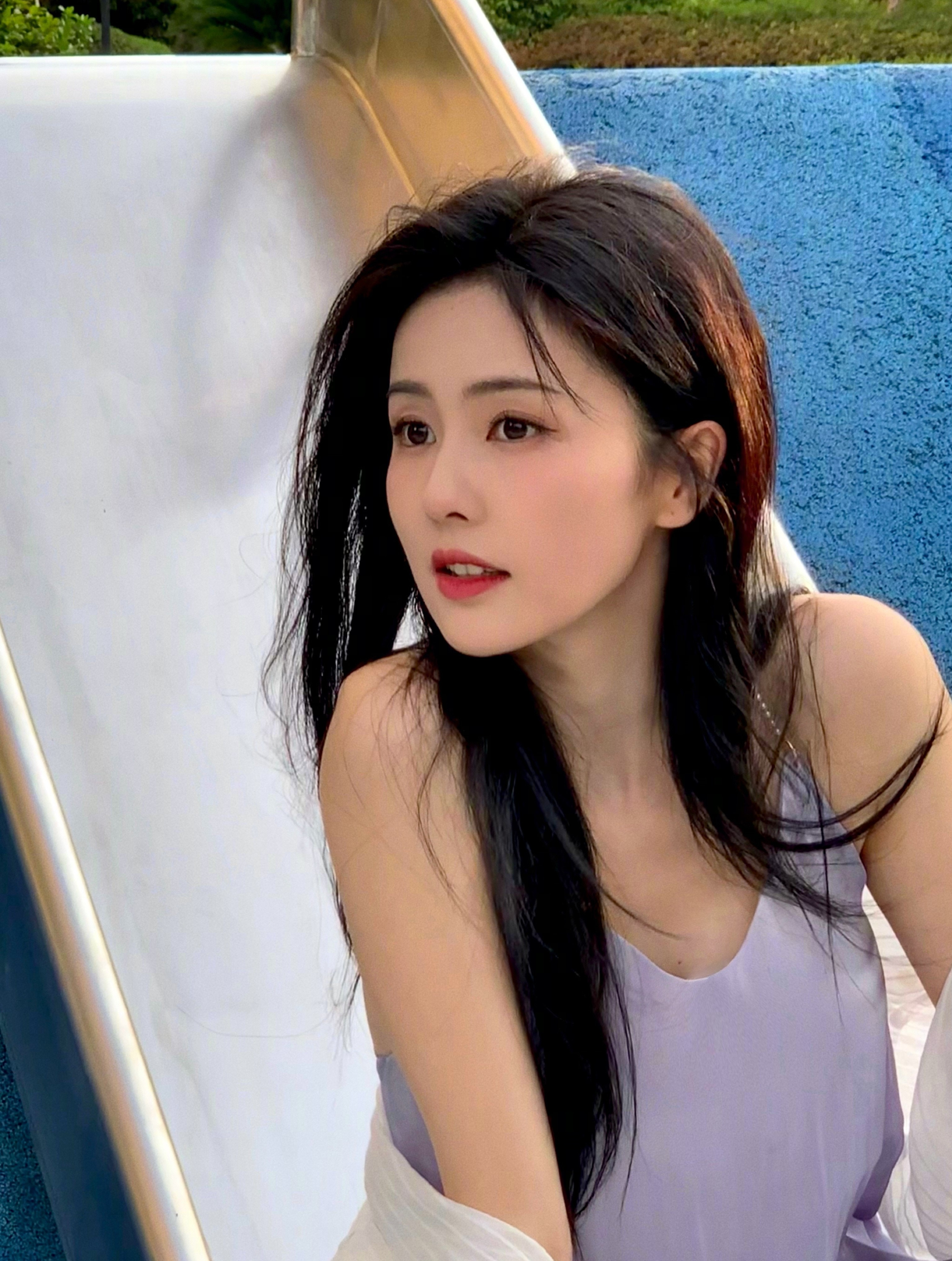 白鹿半透明吊帶裙捉緊7月尾巴粉絲擔心曬黑美女香肩 白鹿半透明吊帶裙捉緊7月尾巴粉絲擔心曬黑美女香肩