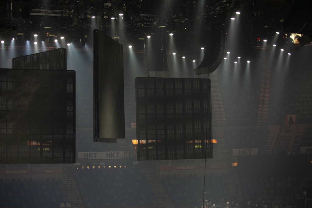 MIRROR concert Staff The LED screen has not been completely