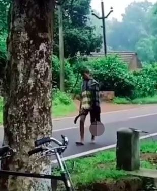 印度55岁男子马吉因为怀疑妻子出轨外遇，竟然把妻子斩首后提着断头游街走了12公里，画面极度惊吓。（网上图片）