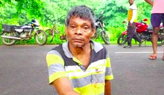 印度55岁男子马吉因为怀疑妻子出轨外遇，竟然把妻子斩首后提着断头游街走了12公里，画面极度惊吓。（网上图片）
