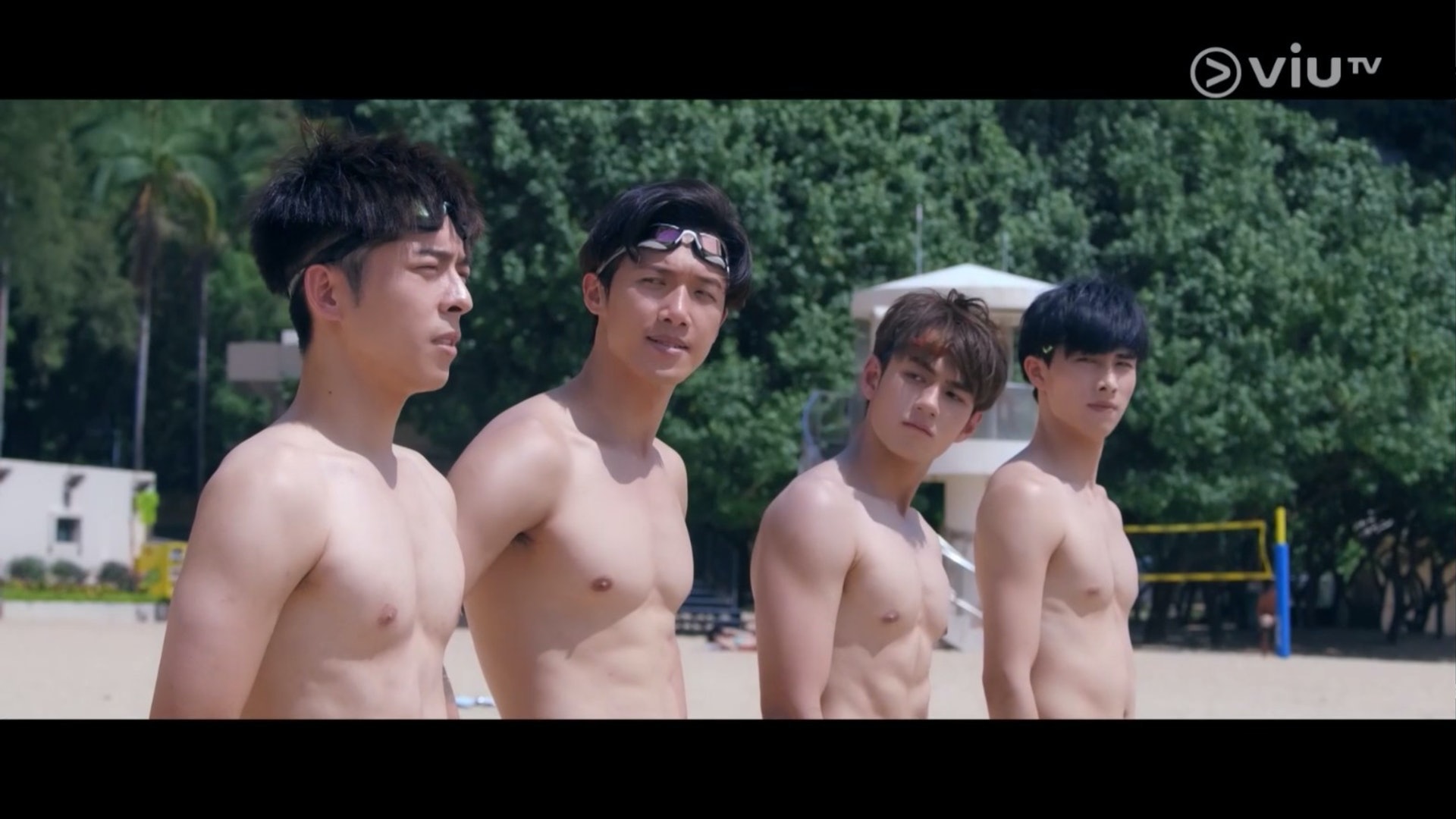 有網民指近日在清水灣一灘見到有十多名青年在泳灘游泳,其間有人提議游出浮台,但他們當中有過半的人不會游泳,非常危險。(《I SWIM》劇照) 有網民指近日在清水灣一灘見到有十多名青年在泳灘游泳,其間有人提議游出浮台,但他們當中有過半的人不會游泳,非常危險。(《I SWIM》劇照)