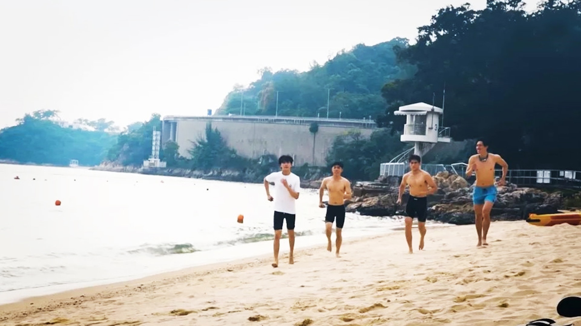 機智的救生員講了句「唔識游就唔好游出去,七月喇!」,成功用民間傳說把青年「嚇」回岸上。(《I SWIM》劇照) 機智的救生員講了句「唔識游就唔好游出去,七月喇!」,成功用民間傳說把青年「嚇」回岸上。(《I SWIM》劇照)