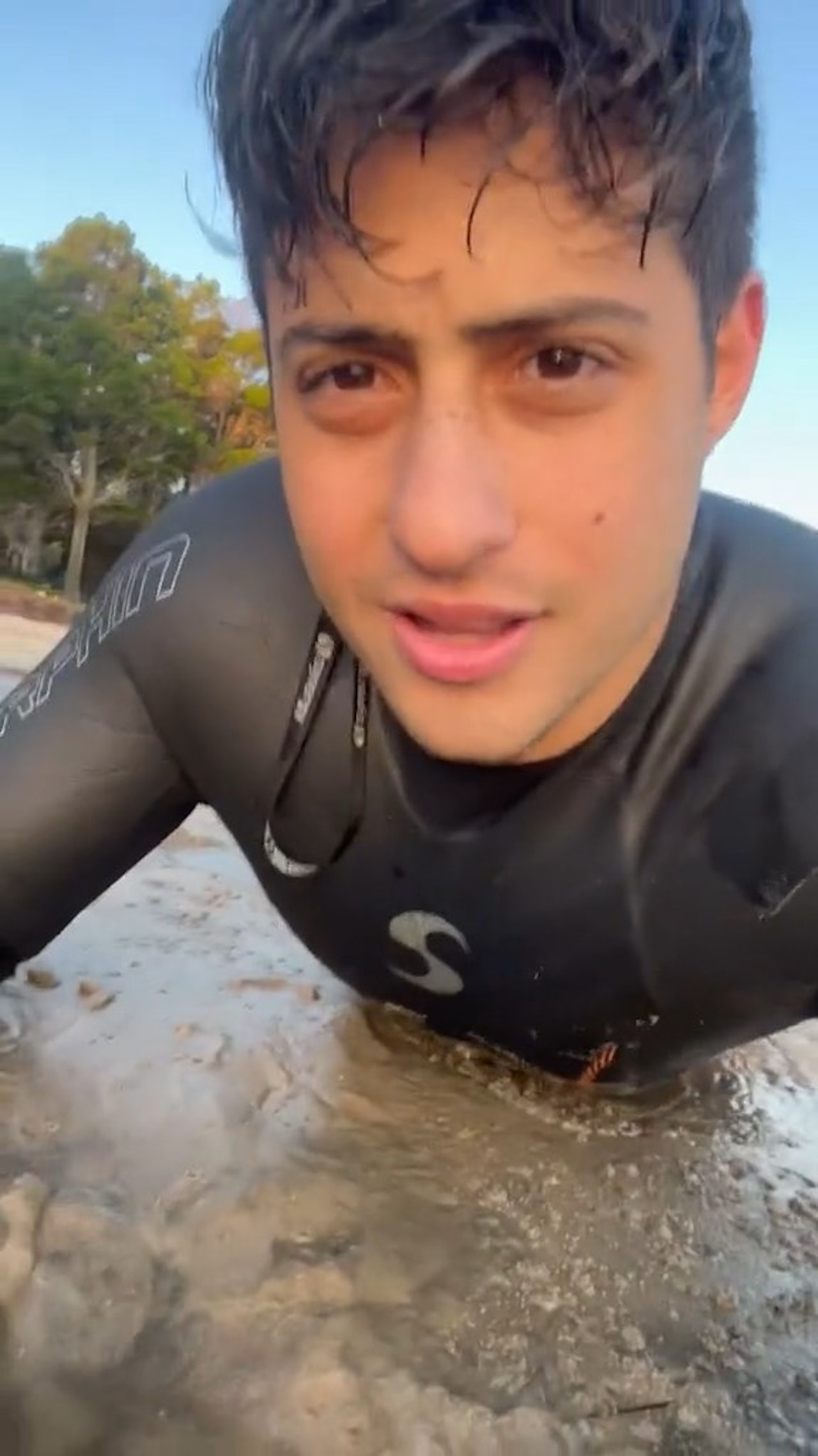 Juliano Bayd19日在海灘散步時,不小心踩到「一顆石頭」,抬腳看才發現那是某種生物,立刻興奮地伸手逗弄,並且拍TikTok影片詢問「有人知道這是什麼嗎」?(tiktok@julianobayd截圖) Juliano Bayd19日在海灘散步時,不小心踩到「一顆石頭」,抬腳看才發現那是某種生物,立刻興奮地伸手逗弄,並且拍TikTok影片詢問「有人知道這是什麼嗎」?(tiktok@julianobayd截圖)