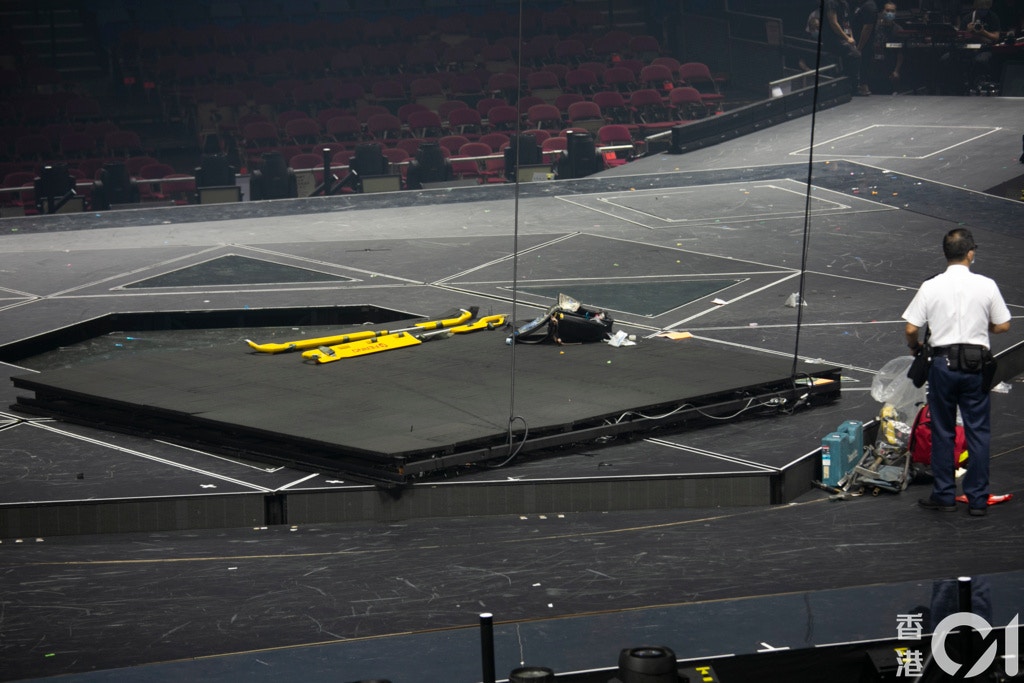 7月28日MIRROR红馆演唱会严重意外，坠下的巨型LED荧幕，一边透过吊环连接钢缆，另一边吊环和钢缆均「消失」。（劳显亮摄）